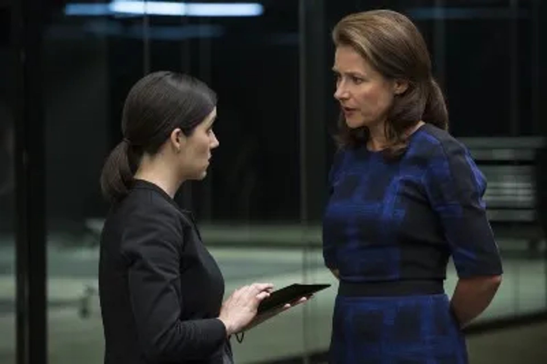 Sidse Babett Knudsen and Shannon Woodward in Westworld (2016)