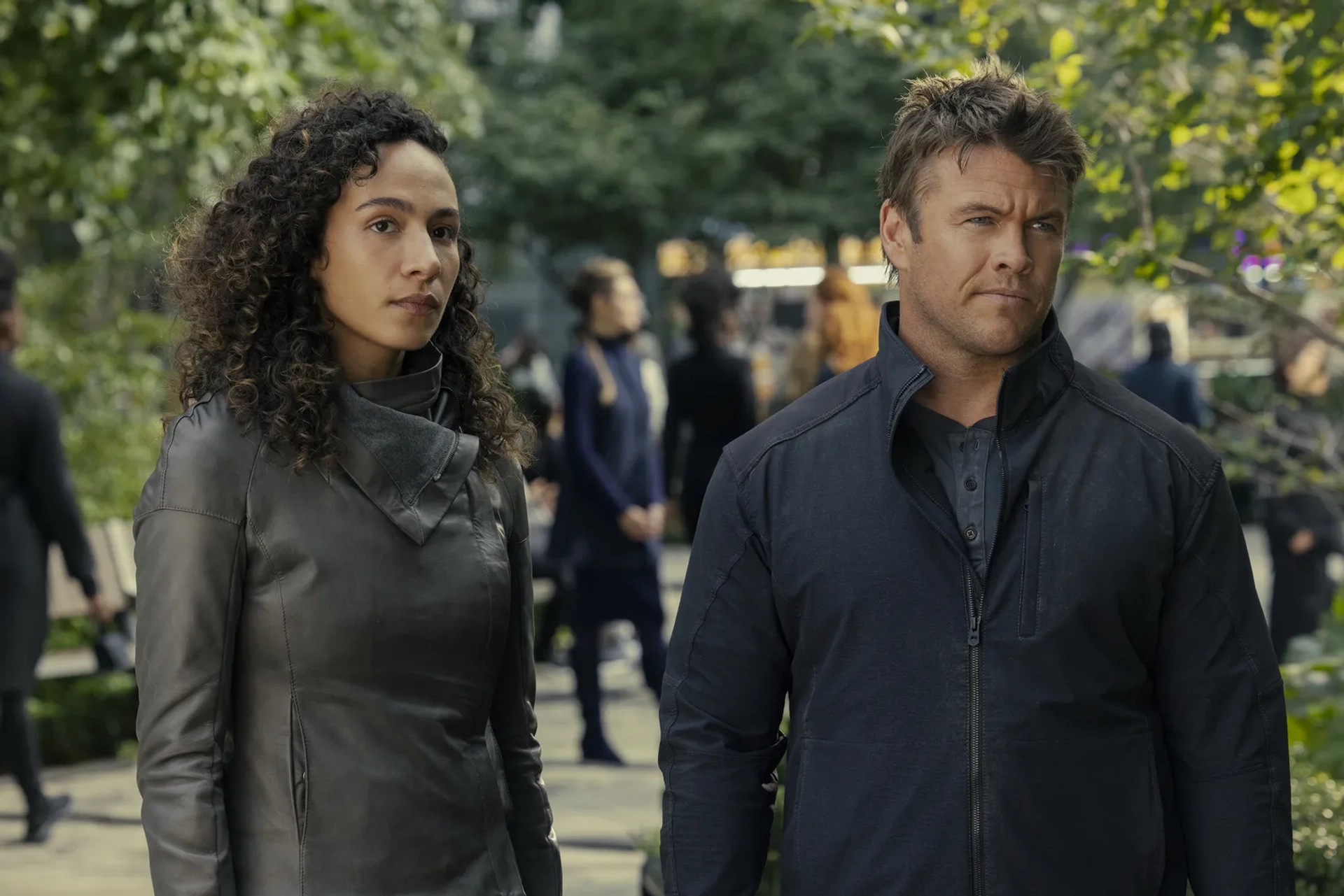 Luke Hemsworth and Aurora Perrineau in Westworld (2016)