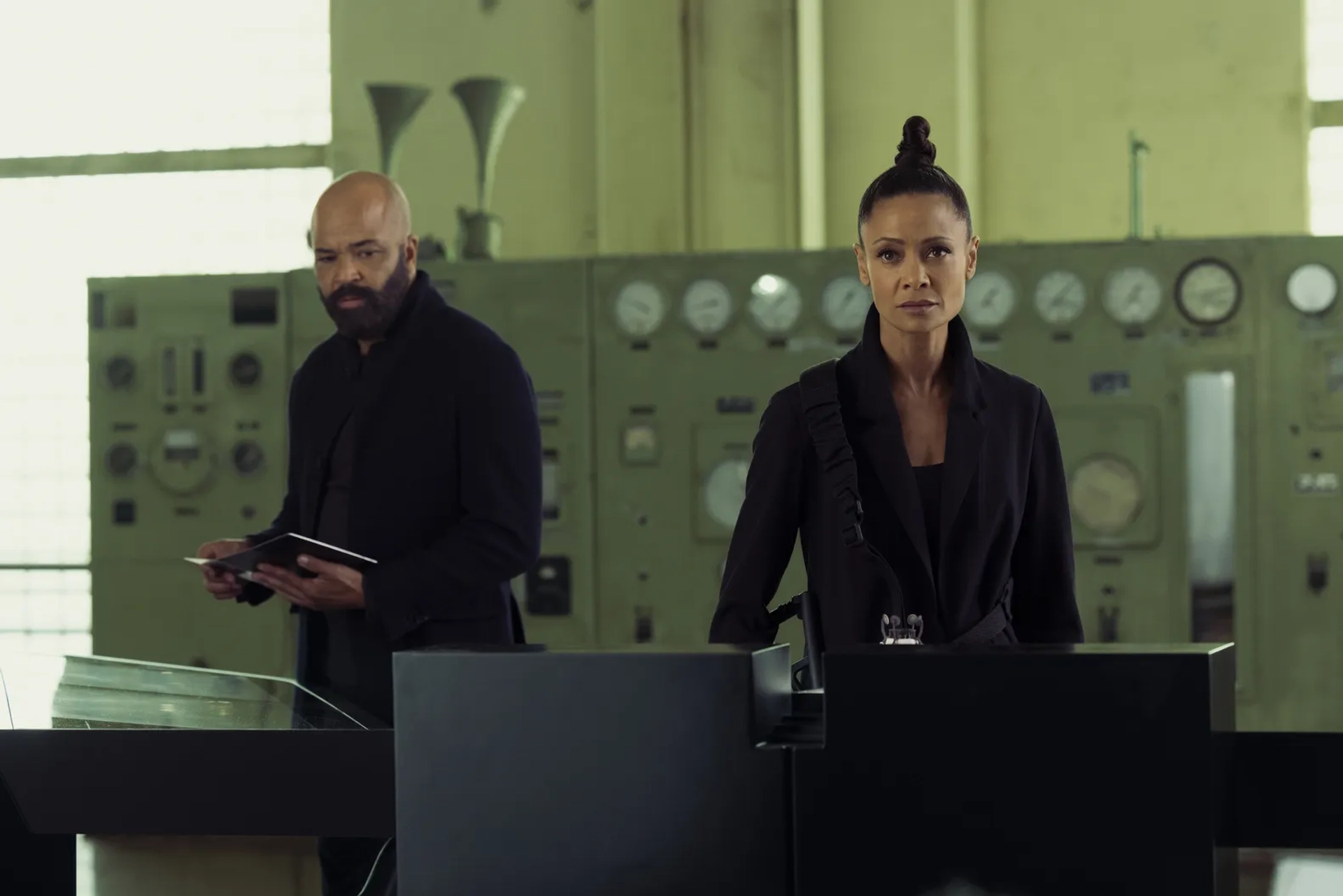 Thandiwe Newton and Jeffrey Wright in Westworld (2016)