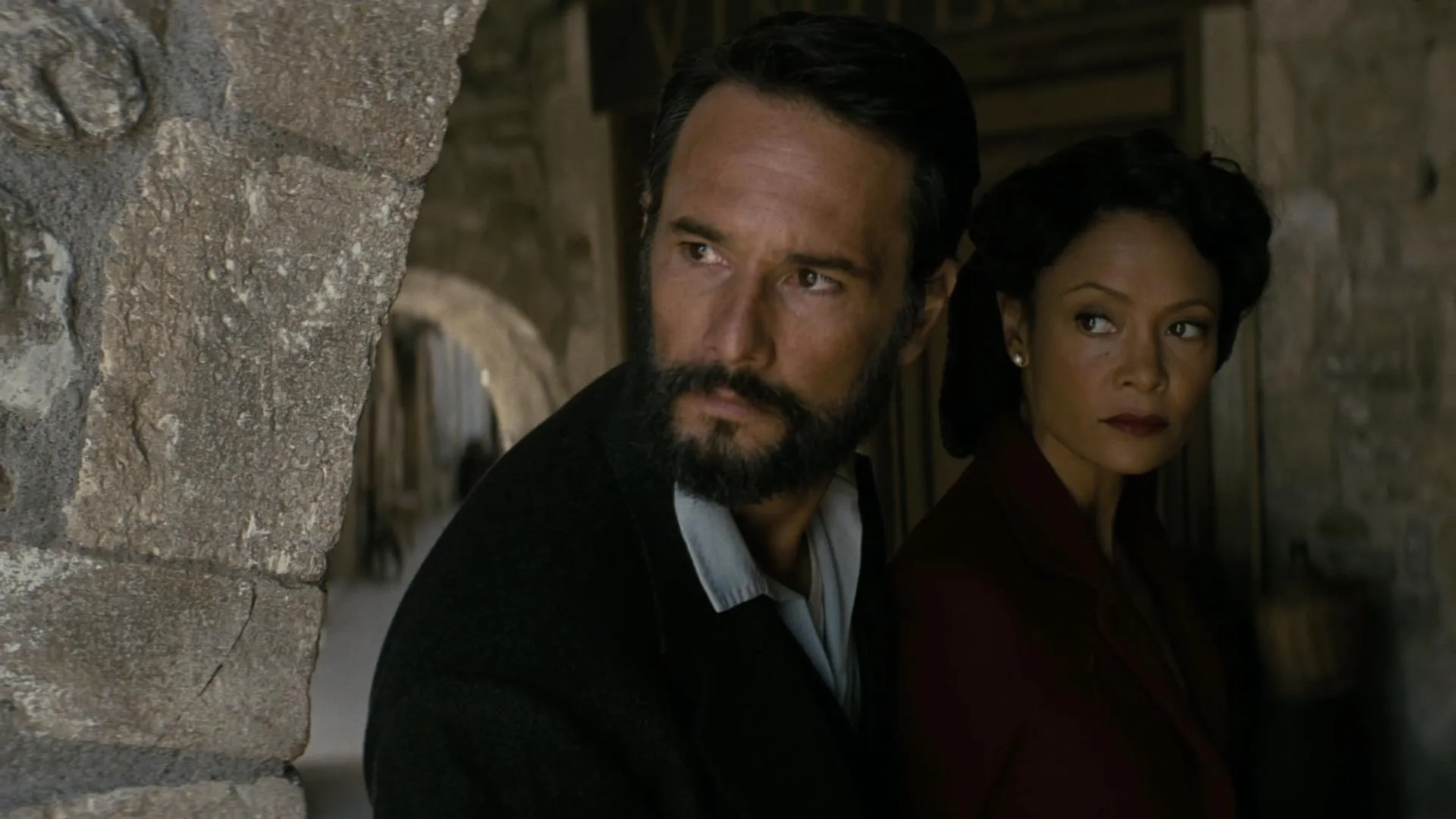 Thandiwe Newton and Rodrigo Santoro in Westworld (2016)