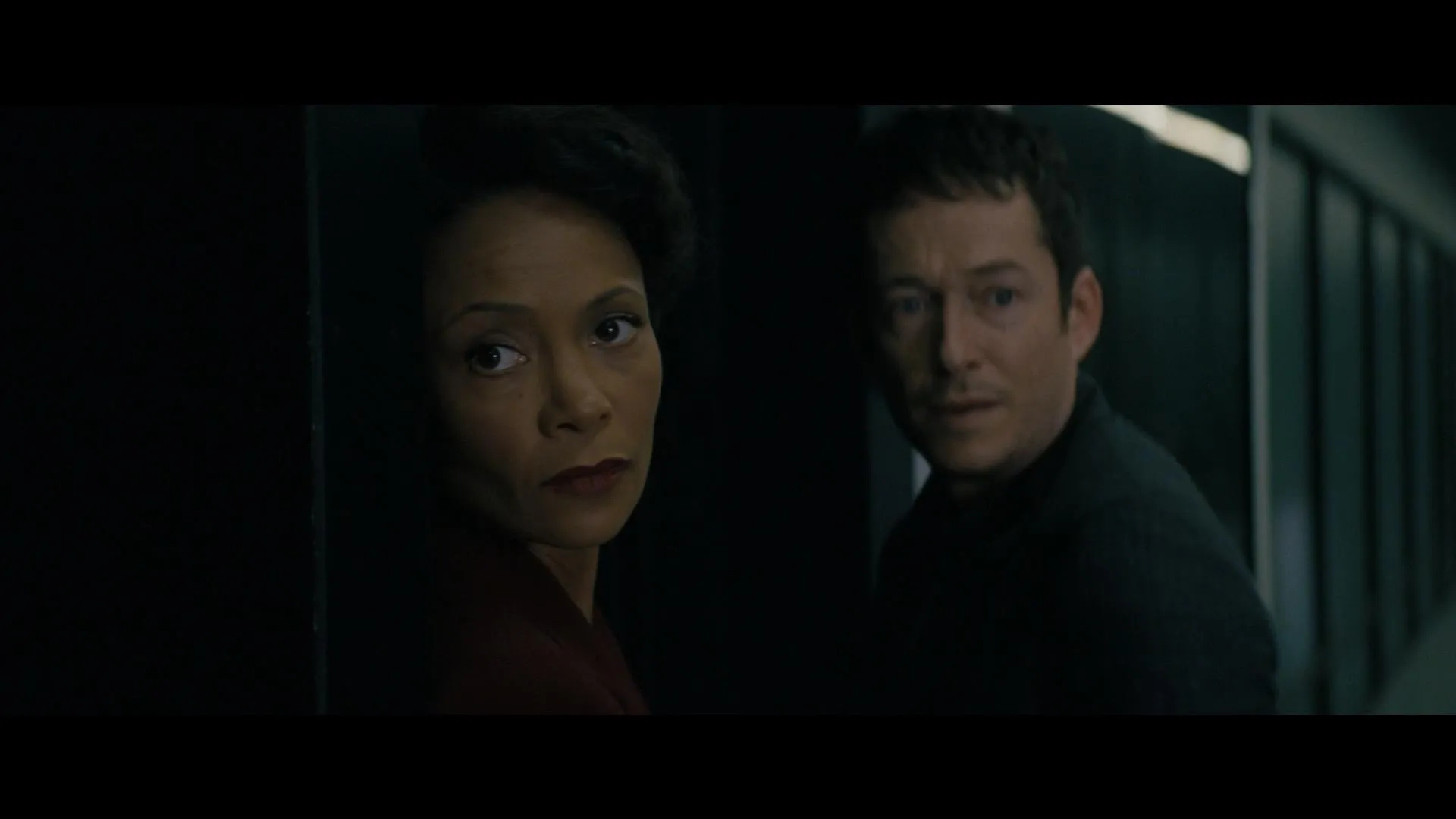 Thandiwe Newton and Simon Quarterman in Westworld (2016)