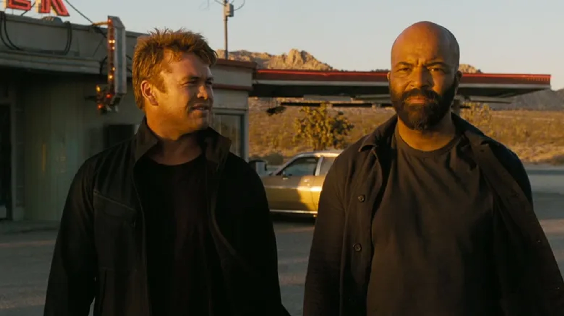 Jeffrey Wright and Luke Hemsworth in Westworld (2016)