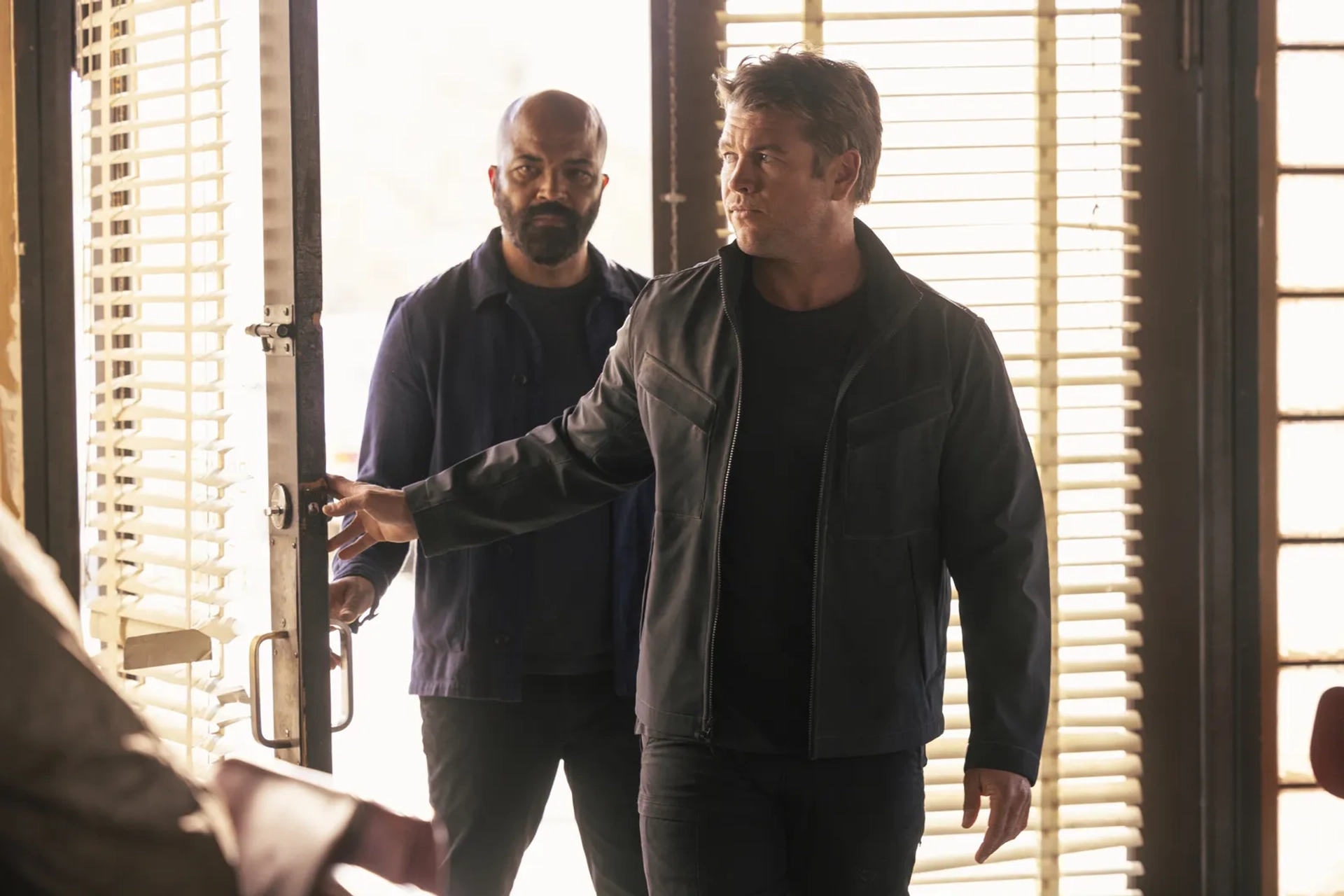 Jeffrey Wright and Luke Hemsworth in Westworld (2016)