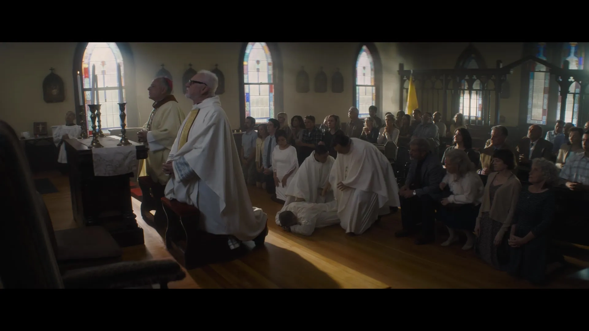 Mel Gibson, Mark Wahlberg, Malcolm McDowell, Jacki Weaver, and Teresa Ruiz in Father Stu (2022)