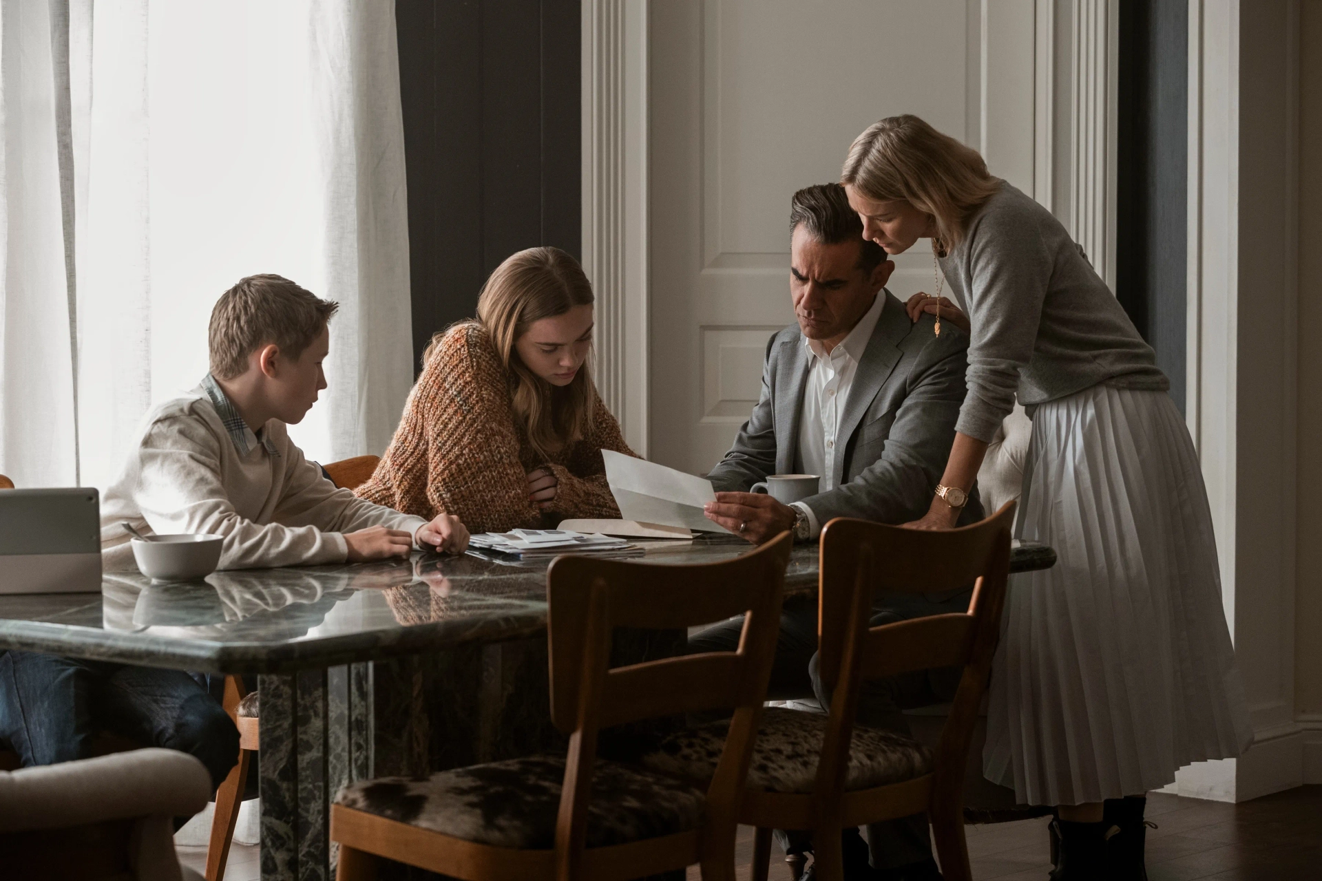 Bobby Cannavale, Naomi Watts, Isabel Gravitt, and Luke David Blumm in The Watcher (2022)