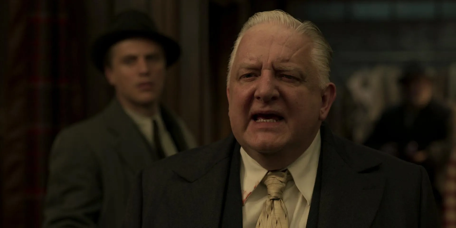 Simon Russell Beale and Johnny Flynn in The Outfit (2022)