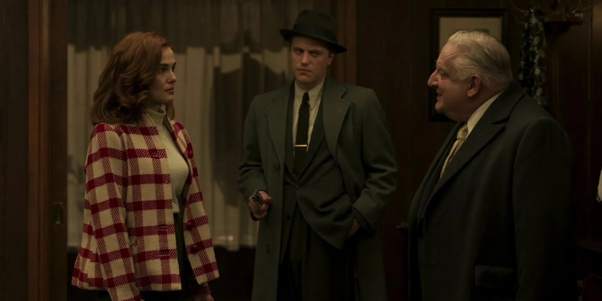 Simon Russell Beale, Johnny Flynn, and Zoey Deutch in The Outfit (2022)