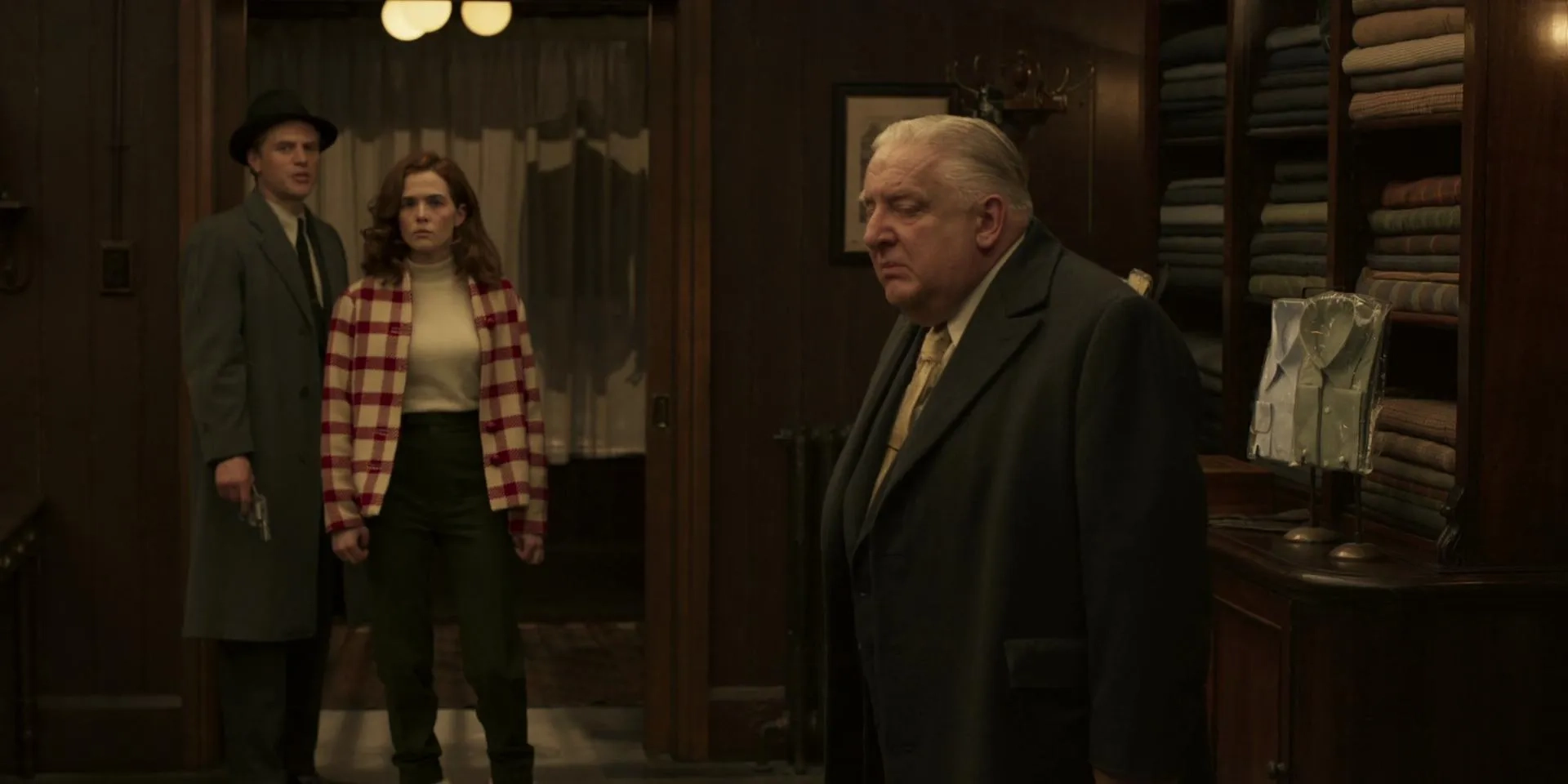 Simon Russell Beale, Johnny Flynn, and Zoey Deutch in The Outfit (2022)