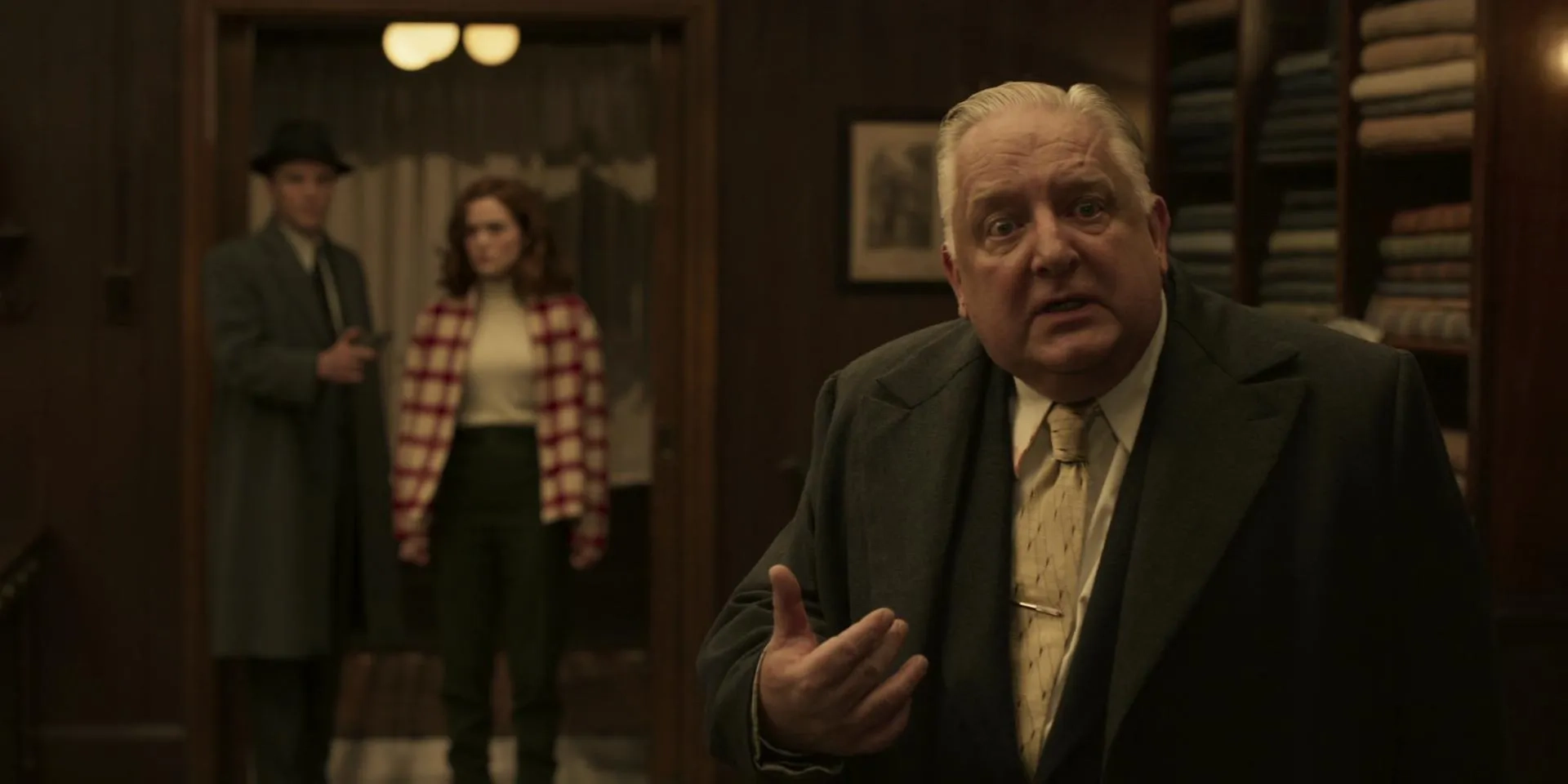 Simon Russell Beale, Johnny Flynn, and Zoey Deutch in The Outfit (2022)