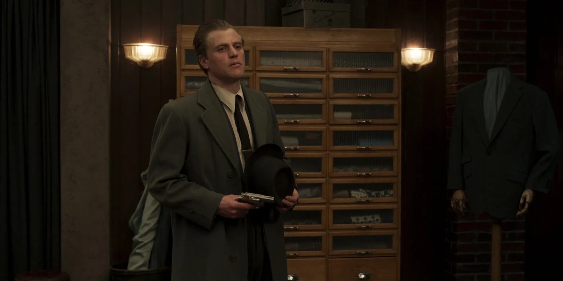 Johnny Flynn in The Outfit (2022)