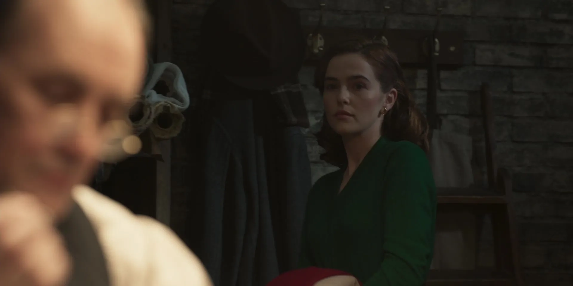 Mark Rylance and Zoey Deutch in The Outfit (2022)