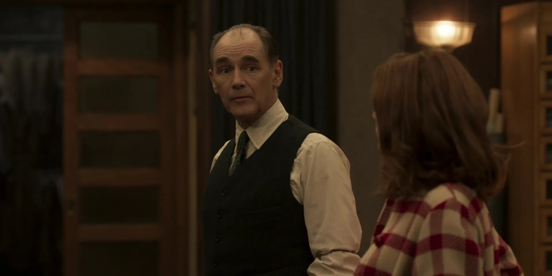 Mark Rylance and Zoey Deutch in The Outfit (2022)