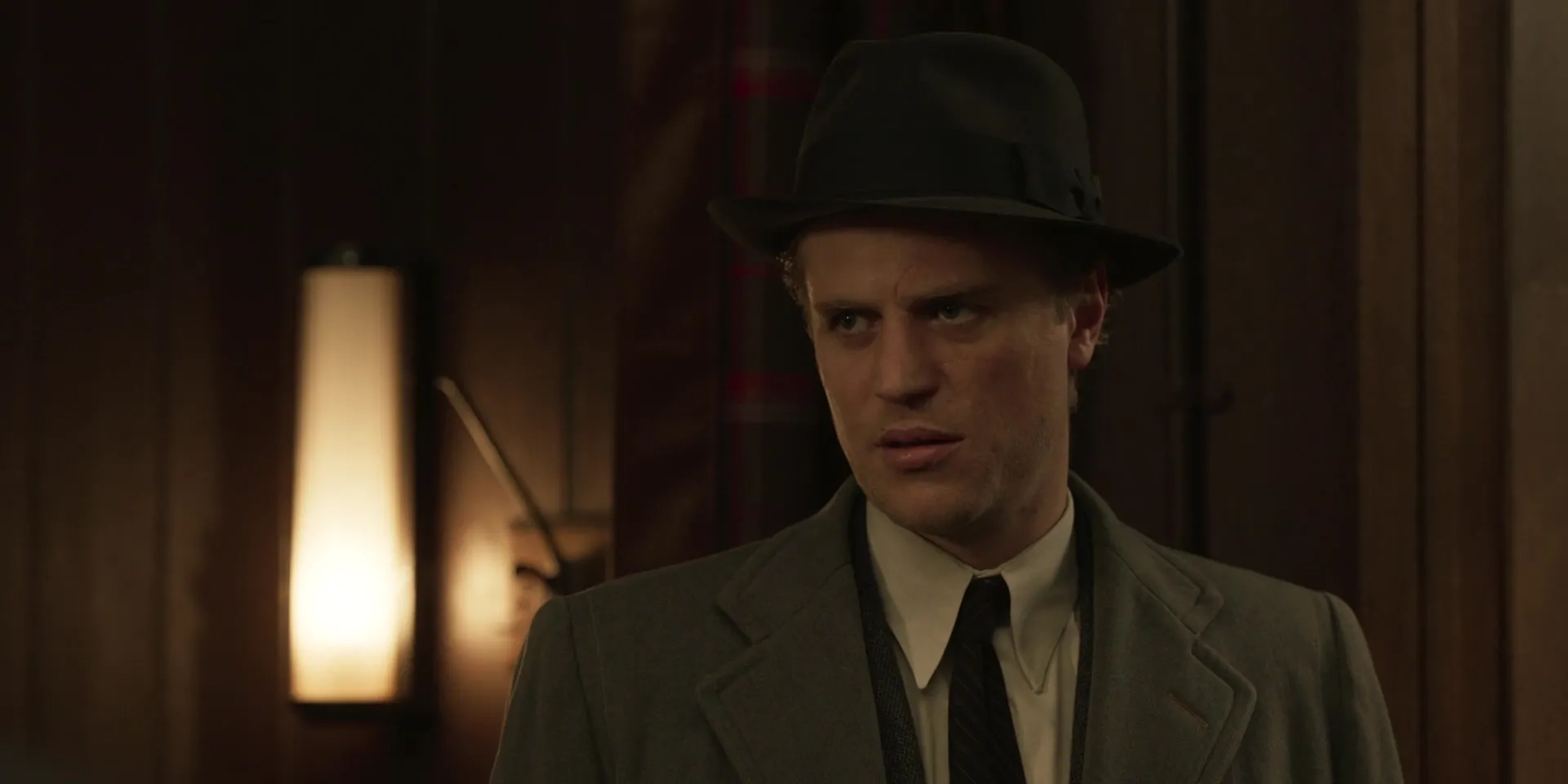 Johnny Flynn in The Outfit (2022)