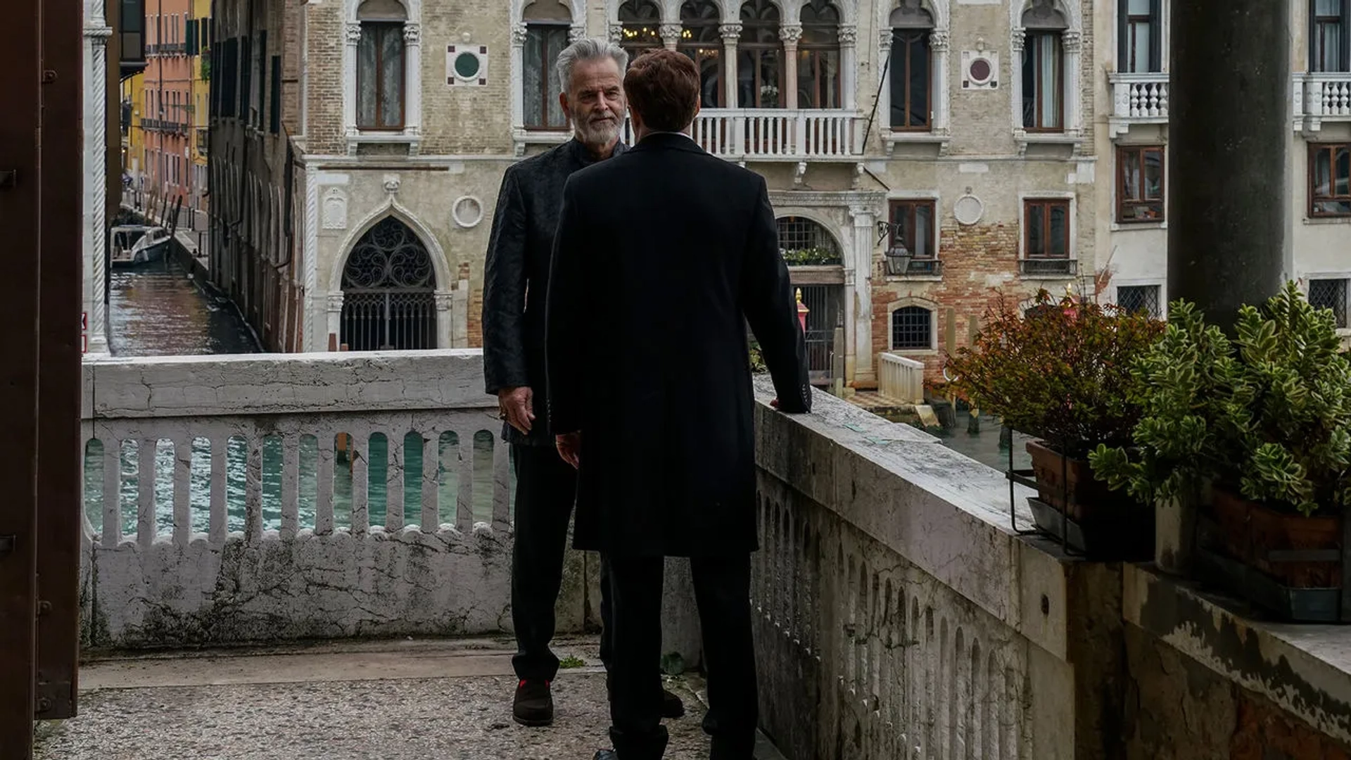 Trevor Eve and Trystan Gravelle in A Discovery of Witches (2018)