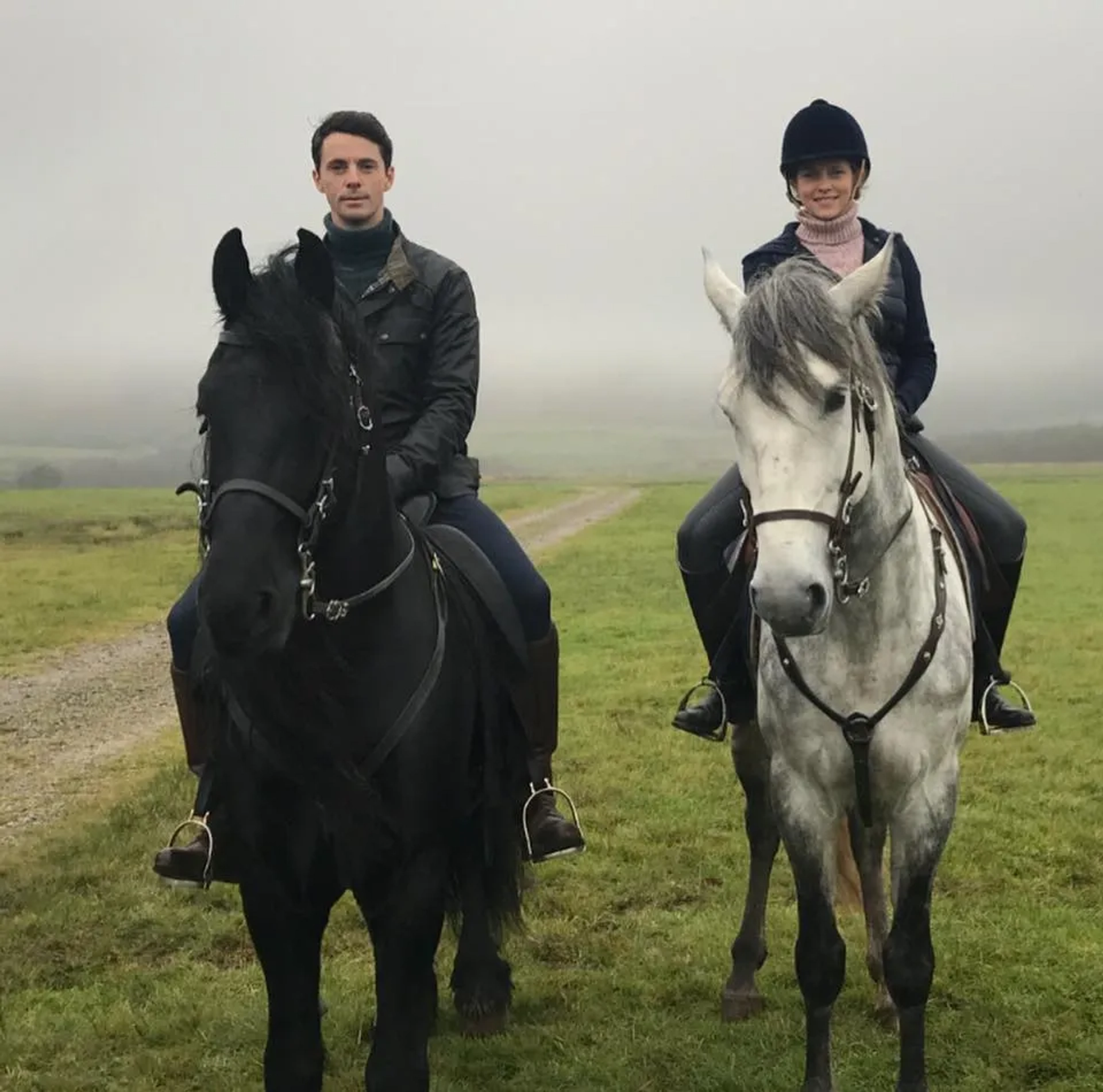 Matthew Goode and Teresa Palmer in A Discovery of Witches (2018)