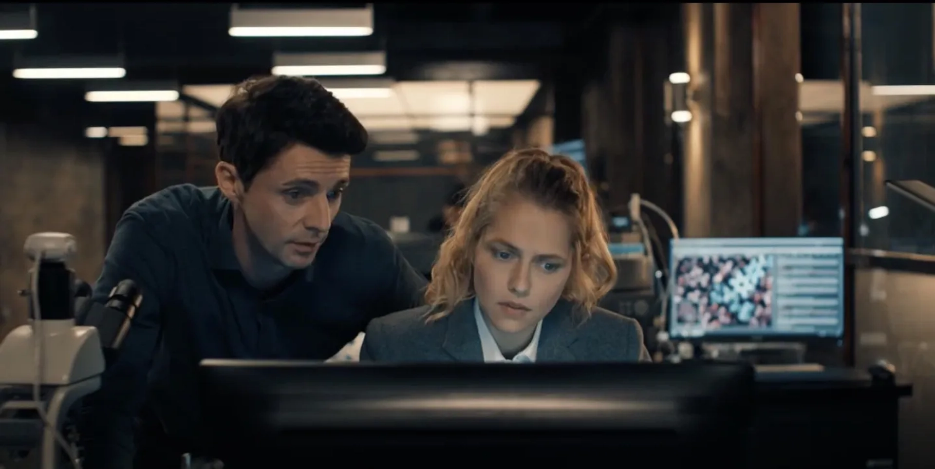 Matthew Goode and Teresa Palmer in A Discovery of Witches (2018)