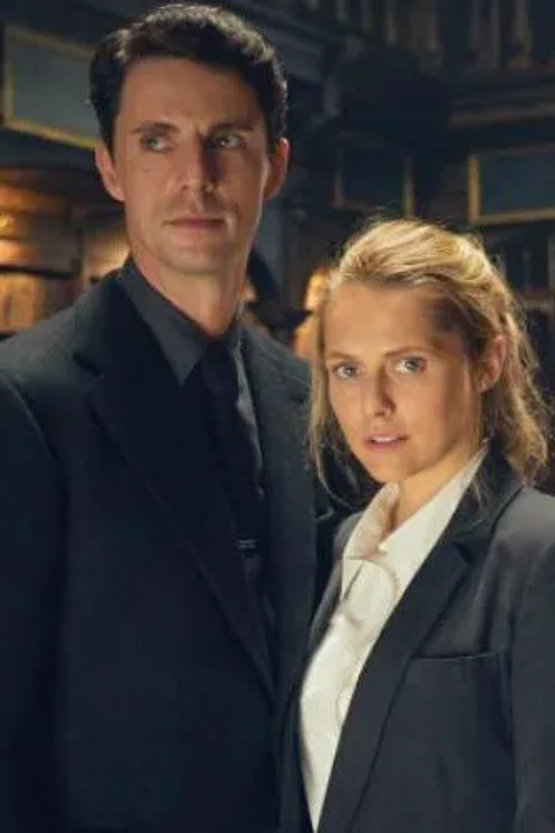 Matthew Goode and Teresa Palmer in A Discovery of Witches (2018)