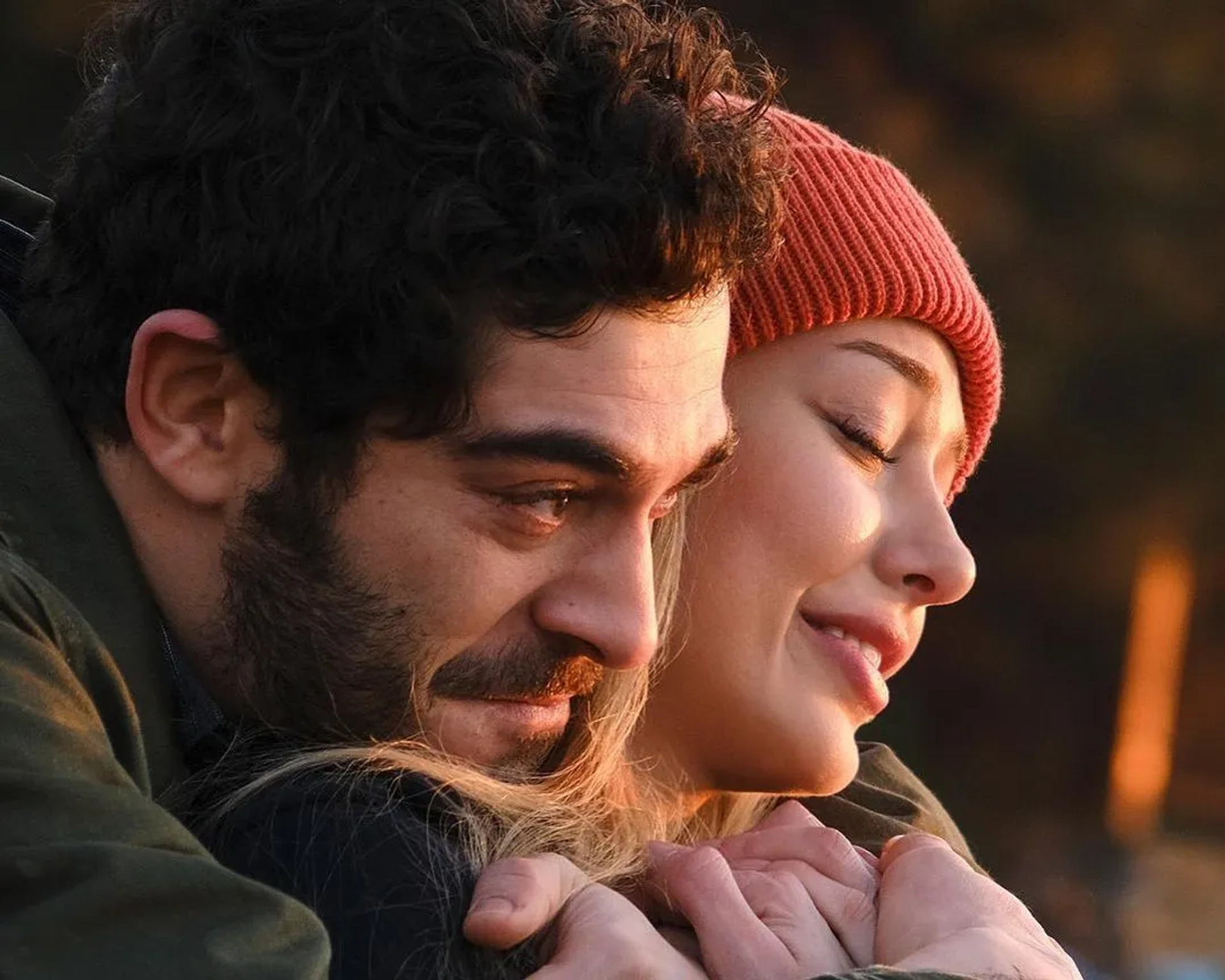 Dilan Çiçek Deniz and Burak Deniz in Don't Leave (2022)