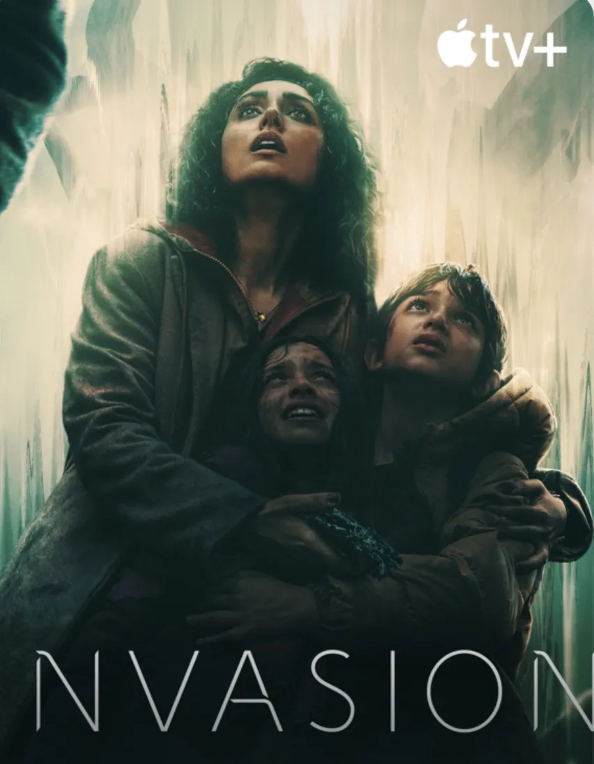 Golshifteh Farahani and Azhy Robertson in Invasion (2021)