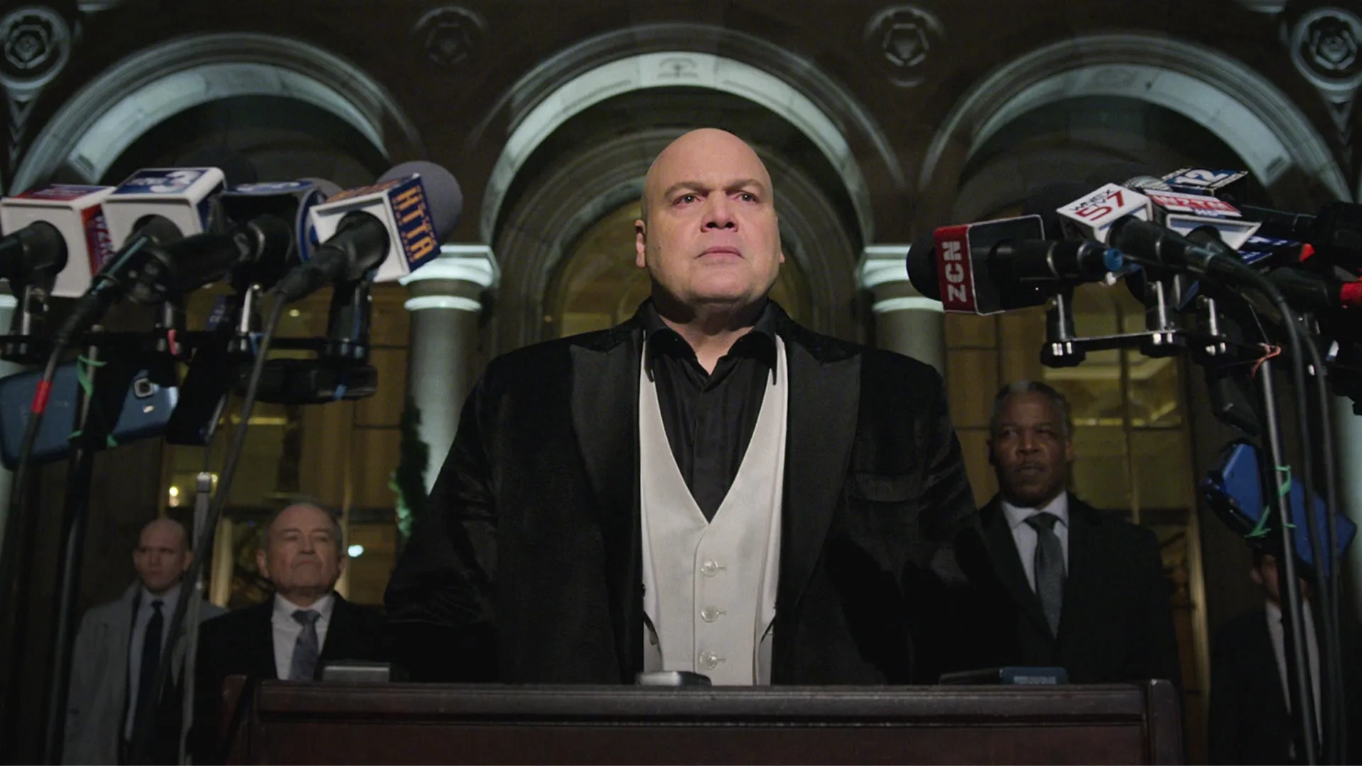 Vincent D'Onofrio and Danny Johnson in Daredevil (2015)