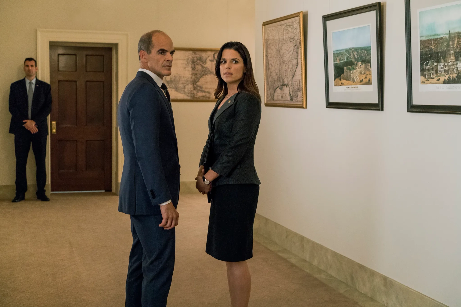 Neve Campbell and Michael Kelly in House of Cards (2013)