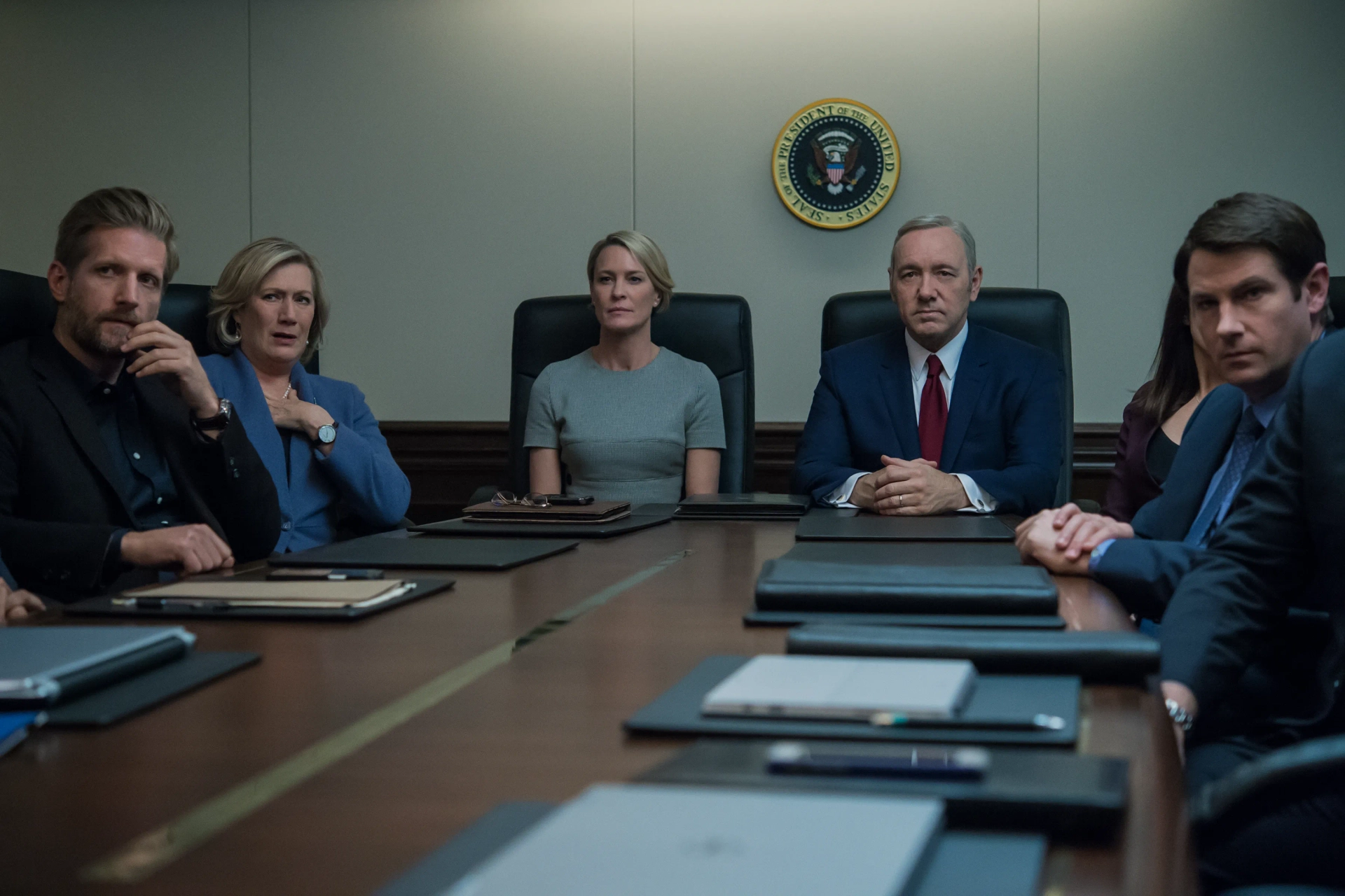 Kevin Spacey, Robin Wright, Jayne Atkinson, Derek Cecil, and Paul Sparks in House of Cards (2013)