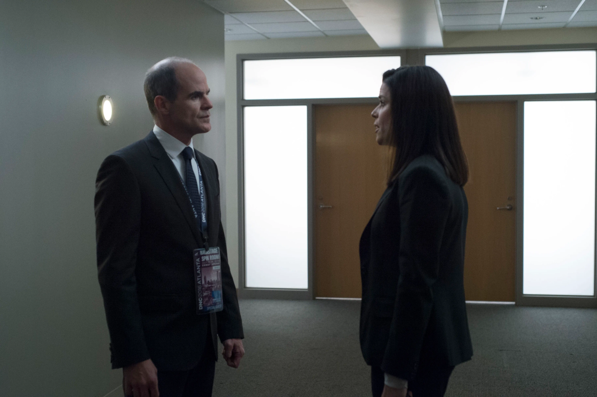 Neve Campbell and Michael Kelly in House of Cards (2013)