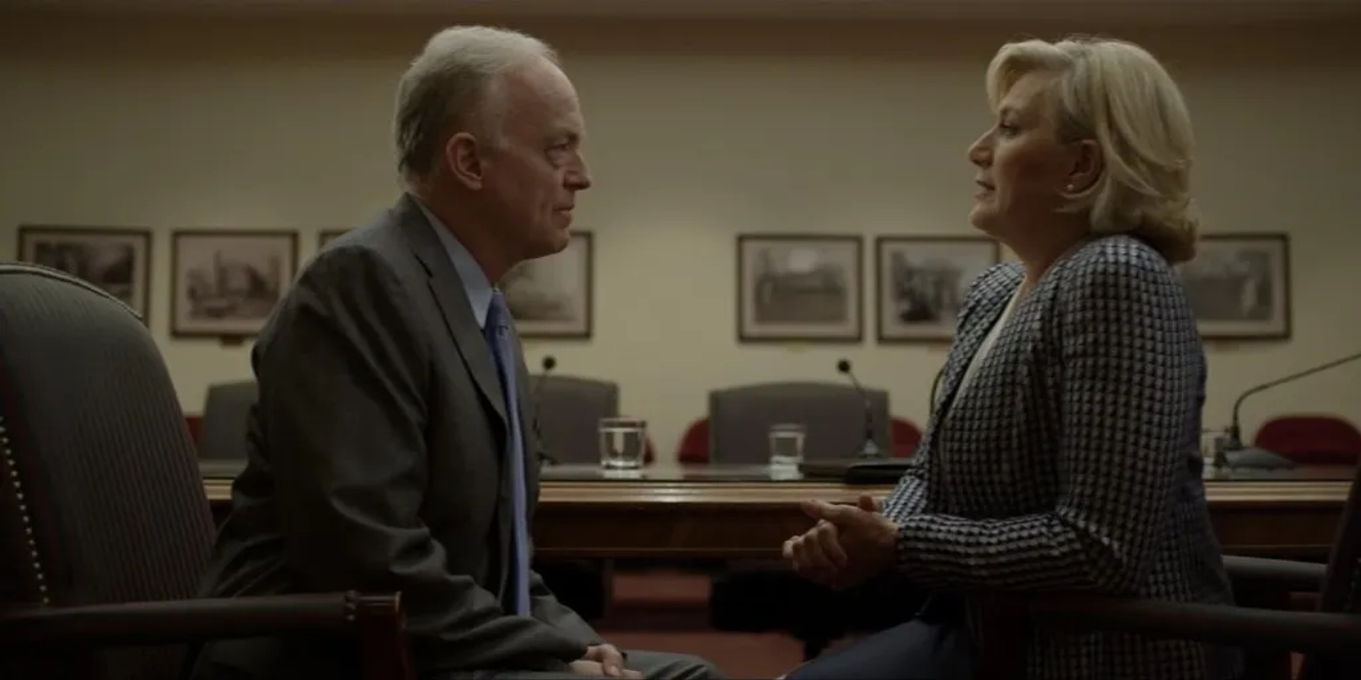 Jayne Atkinson and Reed Birney in House of Cards (2013)