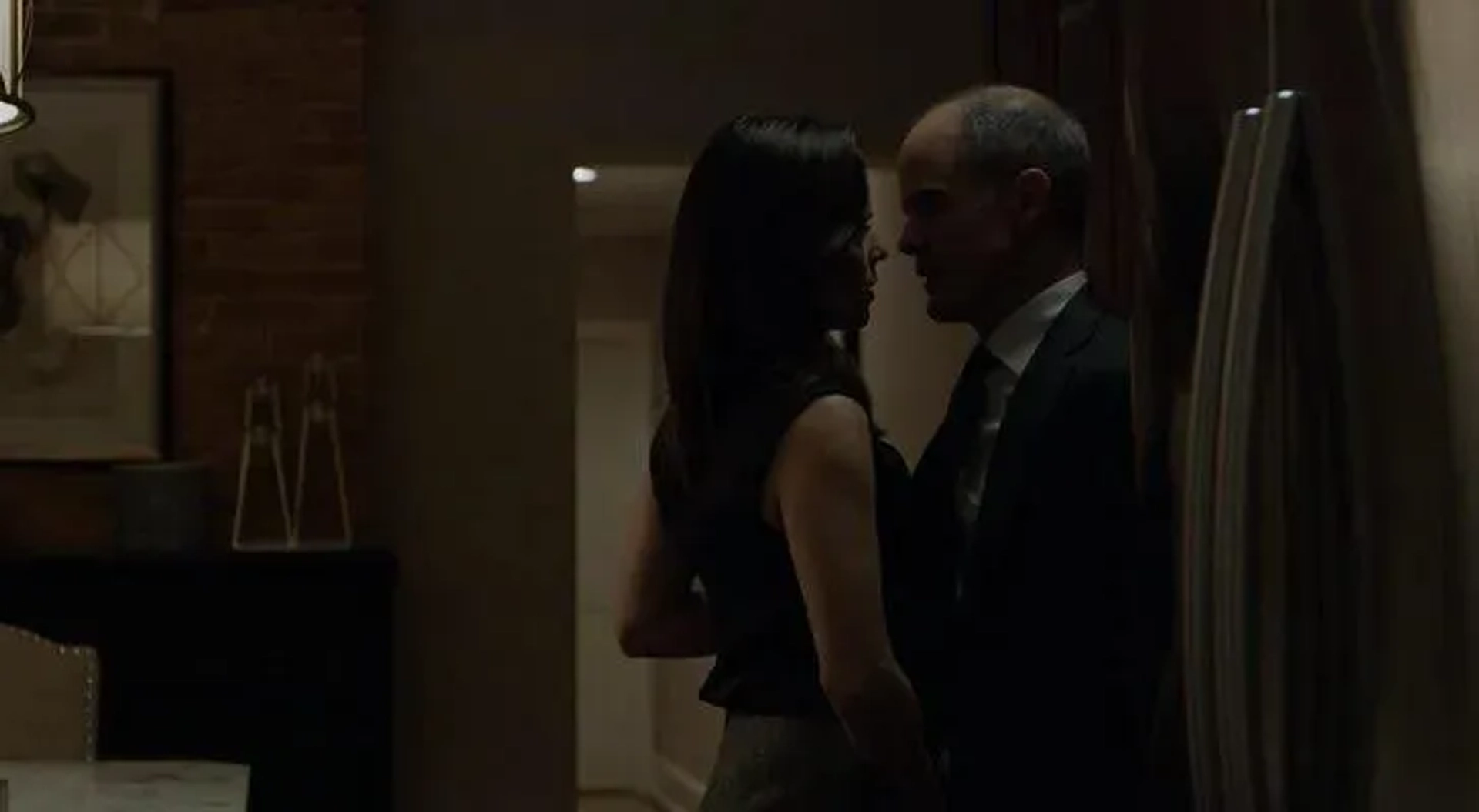 Neve Campbell and Michael Kelly in House of Cards (2013)