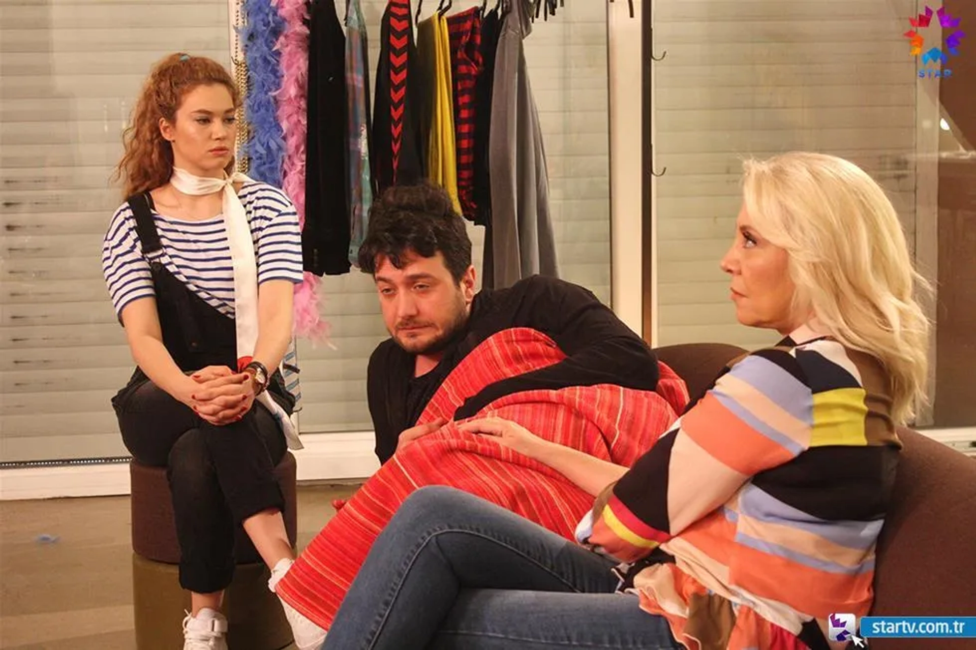 Nergis Kumbasar, Onur Büyüktopçu, and Melisa Senolsun in Love for Rent (2015)