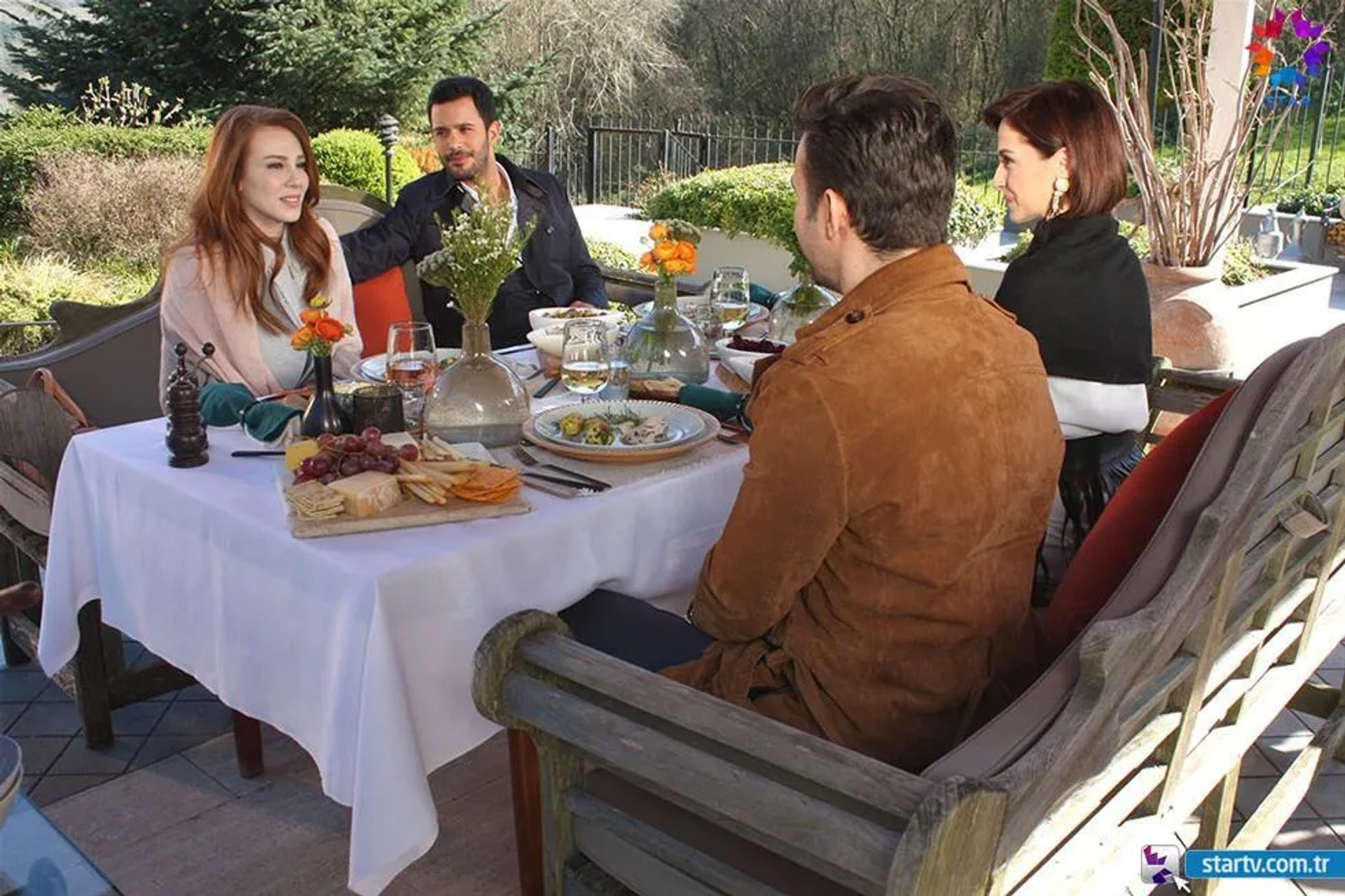 Salih Bademci, Sinem Uslu, Elçin Sangu, and Baris Arduç in Love for Rent (2015)