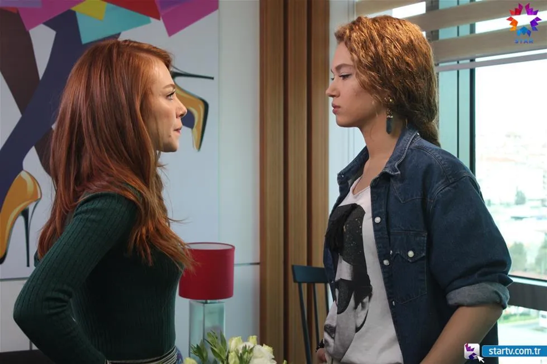 Elçin Sangu and Melisa Senolsun in Love for Rent (2015)