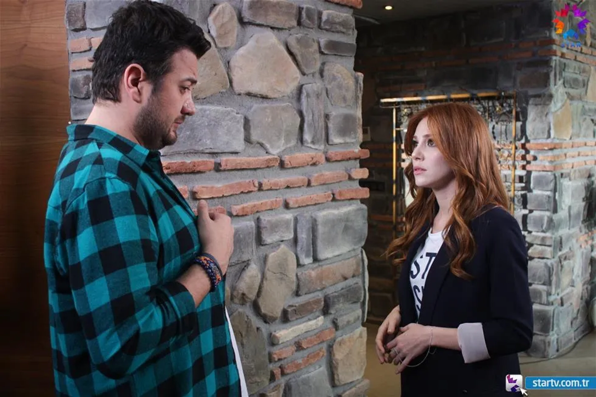 Elçin Sangu and Onur Büyüktopçu in Love for Rent (2015)