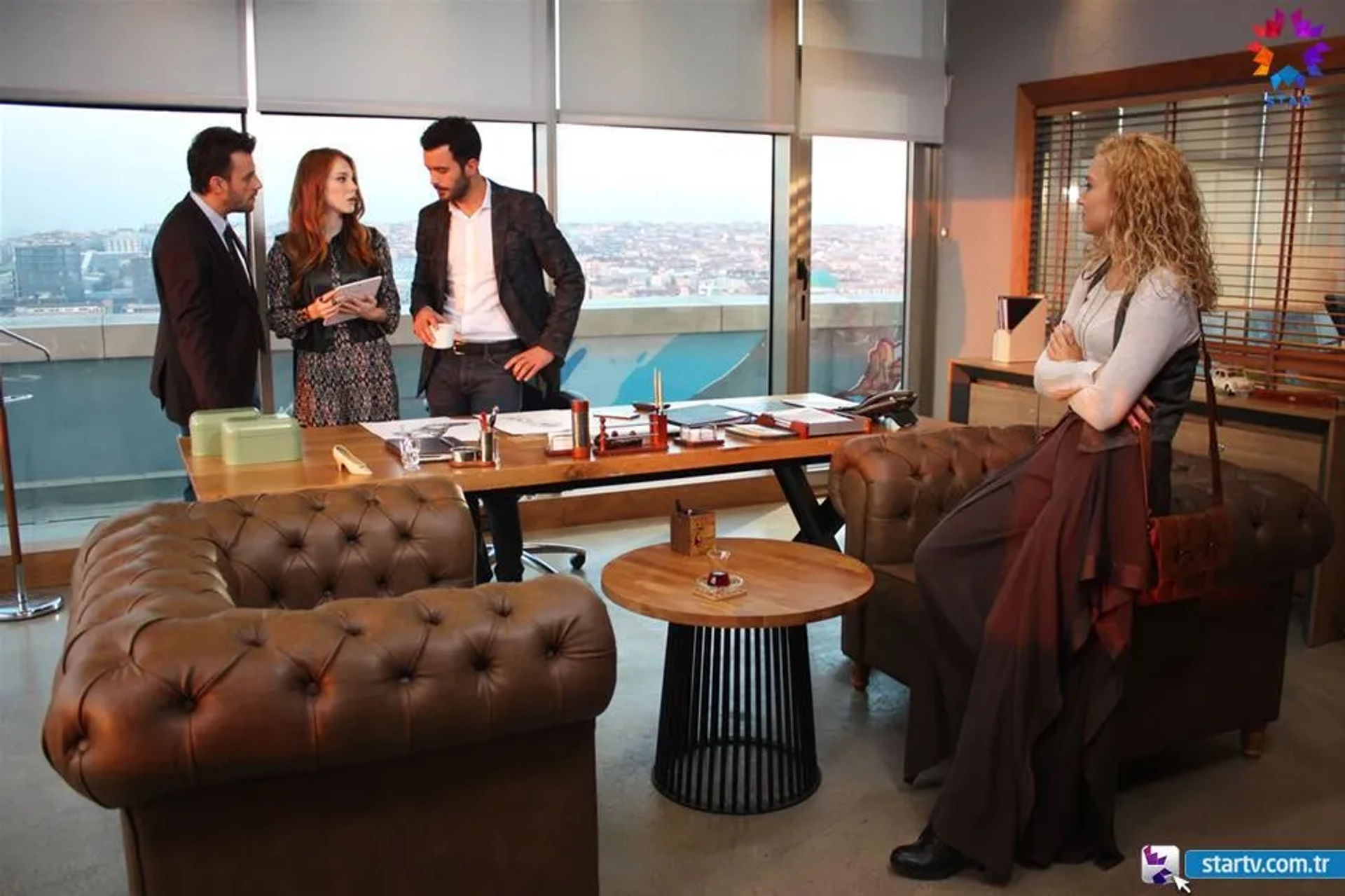 Salih Bademci, Elçin Sangu, Baris Arduç, and Melisa Senolsun in Love for Rent (2015)