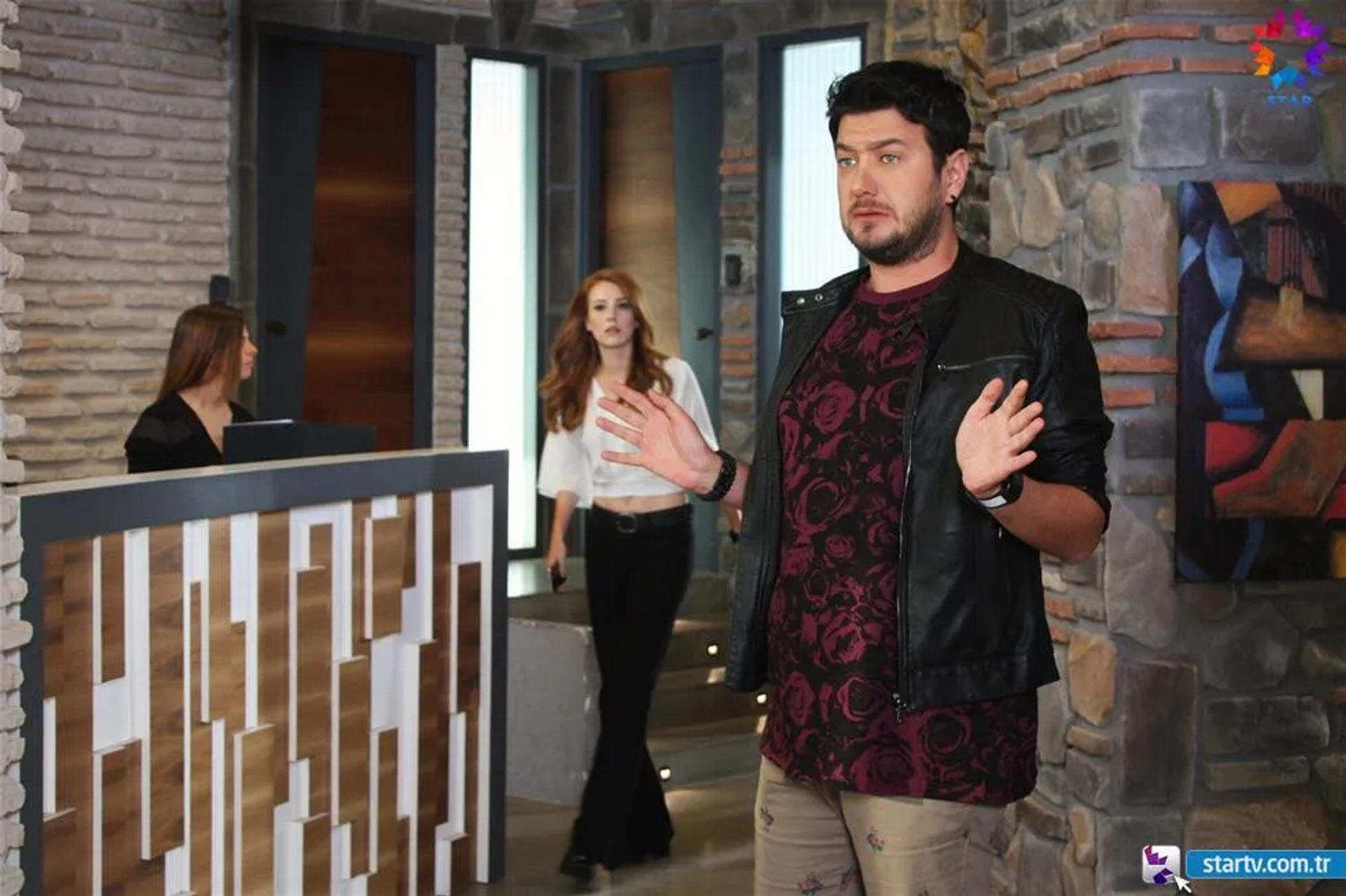 Elçin Sangu and Onur Büyüktopçu in Love for Rent (2015)