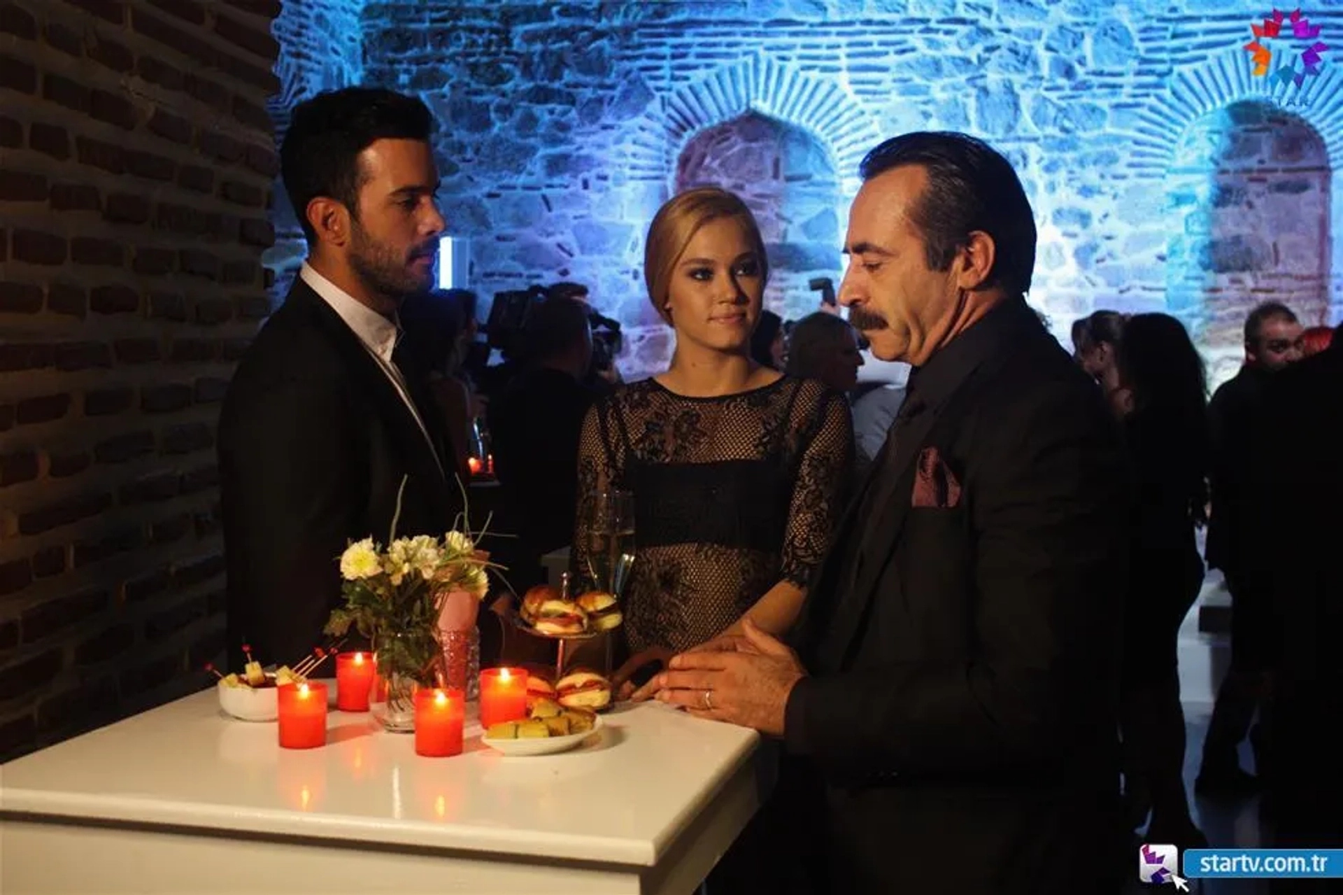 Levent Ülgen, Baris Arduç, and Melisa Senolsun in Love for Rent (2015)