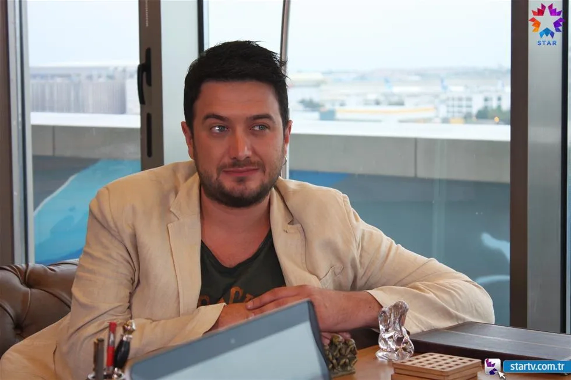 Onur Büyüktopçu in Love for Rent (2015)