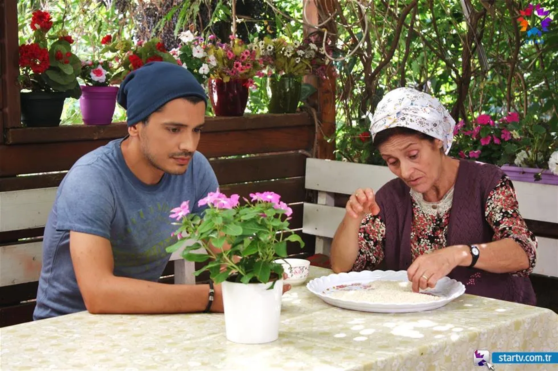 Hikmet Körmükçü and Osman Akca in Love for Rent (2015)