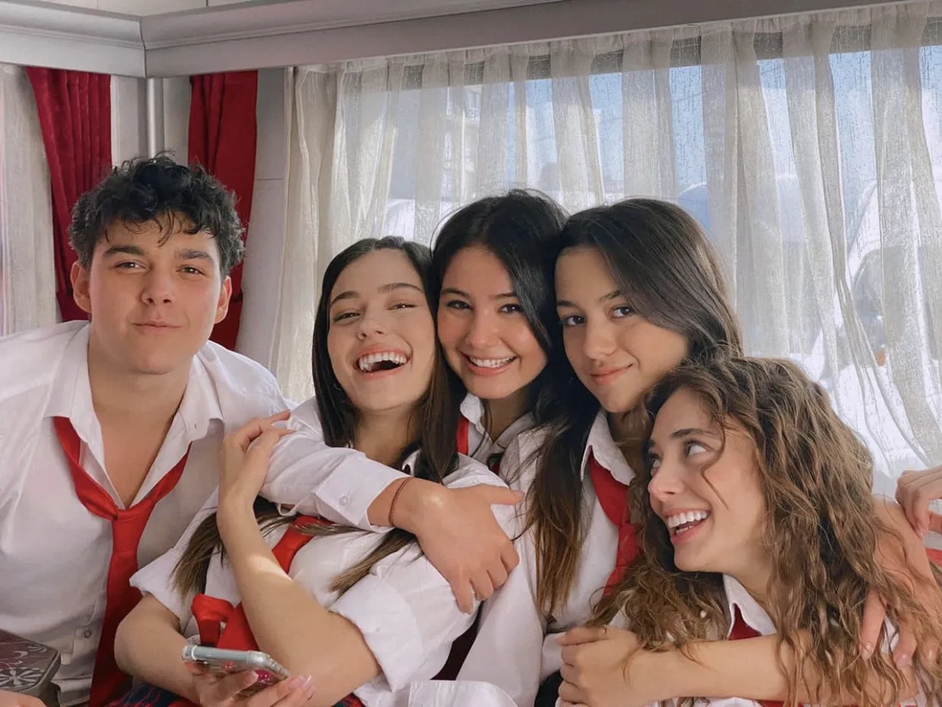 Helin Kandemir, Taha Bora Elkoca, Meltem Akçöl, Gokce Gunes Dogrusoz, and Rabia Soytürk in Hear Me (2022)