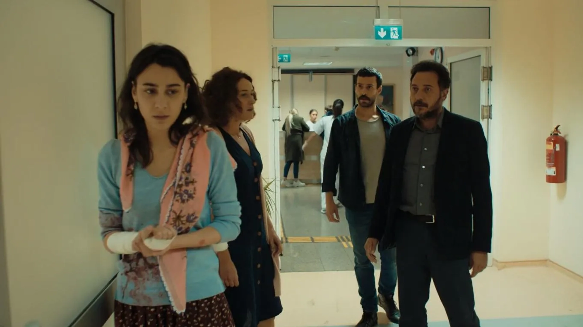 Yigit Özsener, Esra Kizildogan, Ekin Koç, and Merve Çagiran in The Steppe (2018)