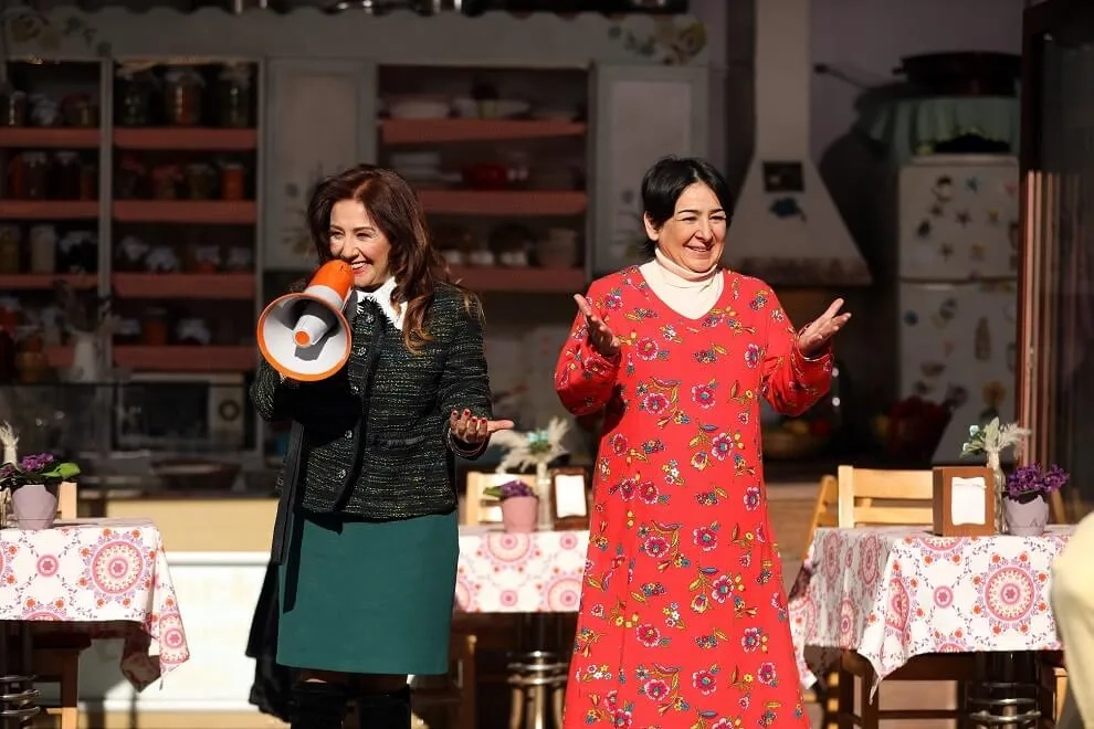 Günay Karacaoglu and Zeynep Kankonde in Love, Reason, Get Even (2021)