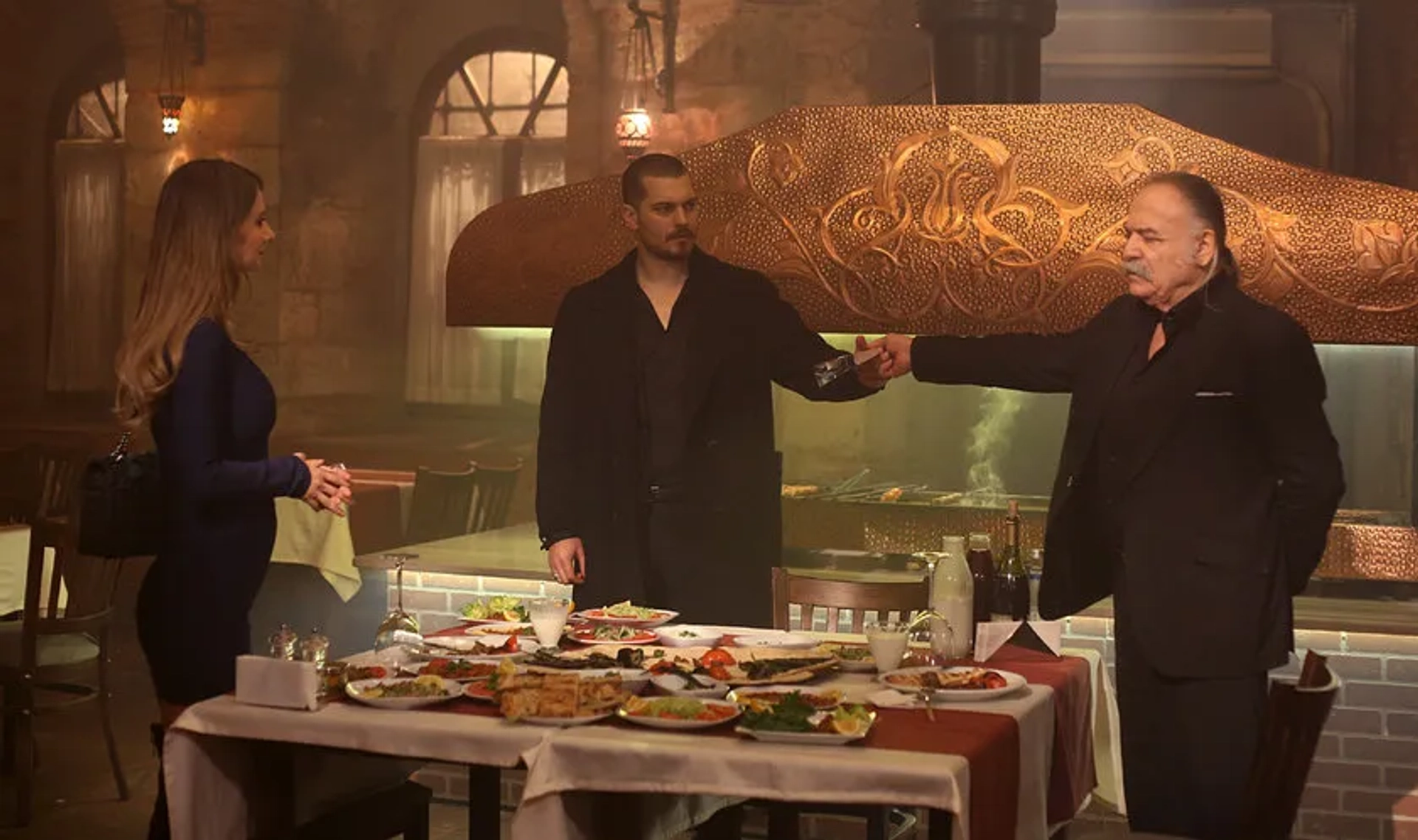 Çetin Tekindor, Tuba Ünsal, and Çagatay Ulusoy in Insider (2016)