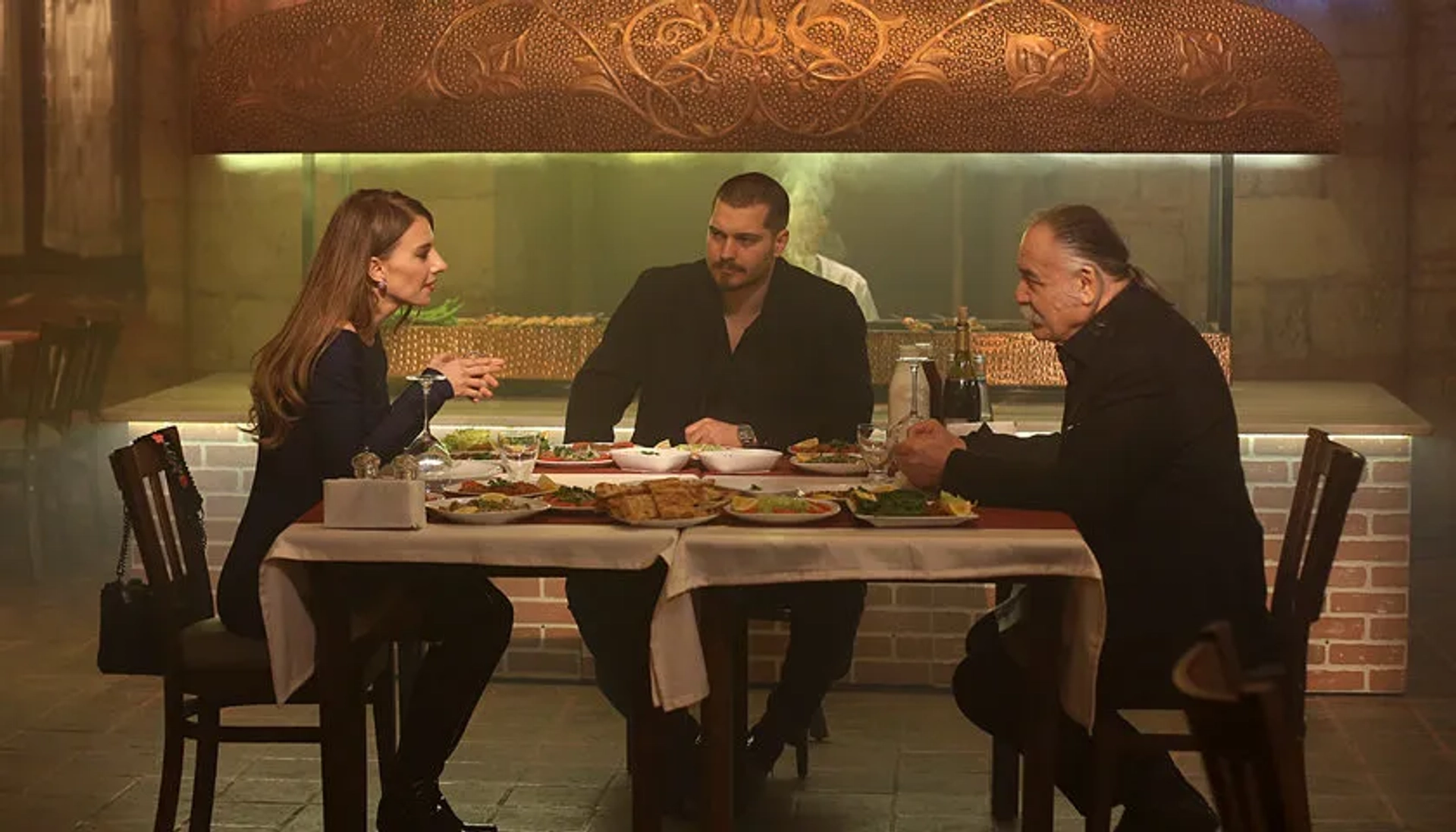 Çetin Tekindor, Tuba Ünsal, and Çagatay Ulusoy in Insider (2016)