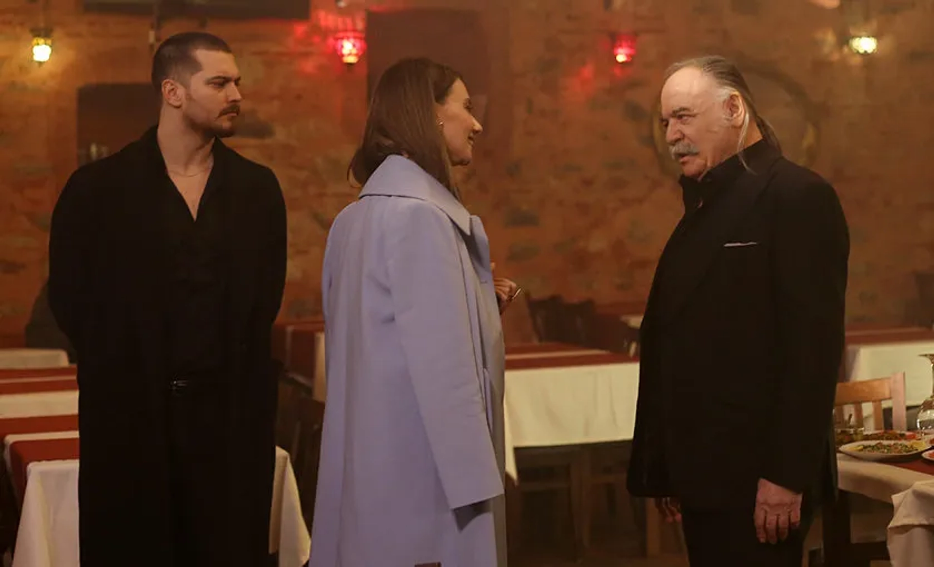 Çetin Tekindor, Tuba Ünsal, and Çagatay Ulusoy in Insider (2016)