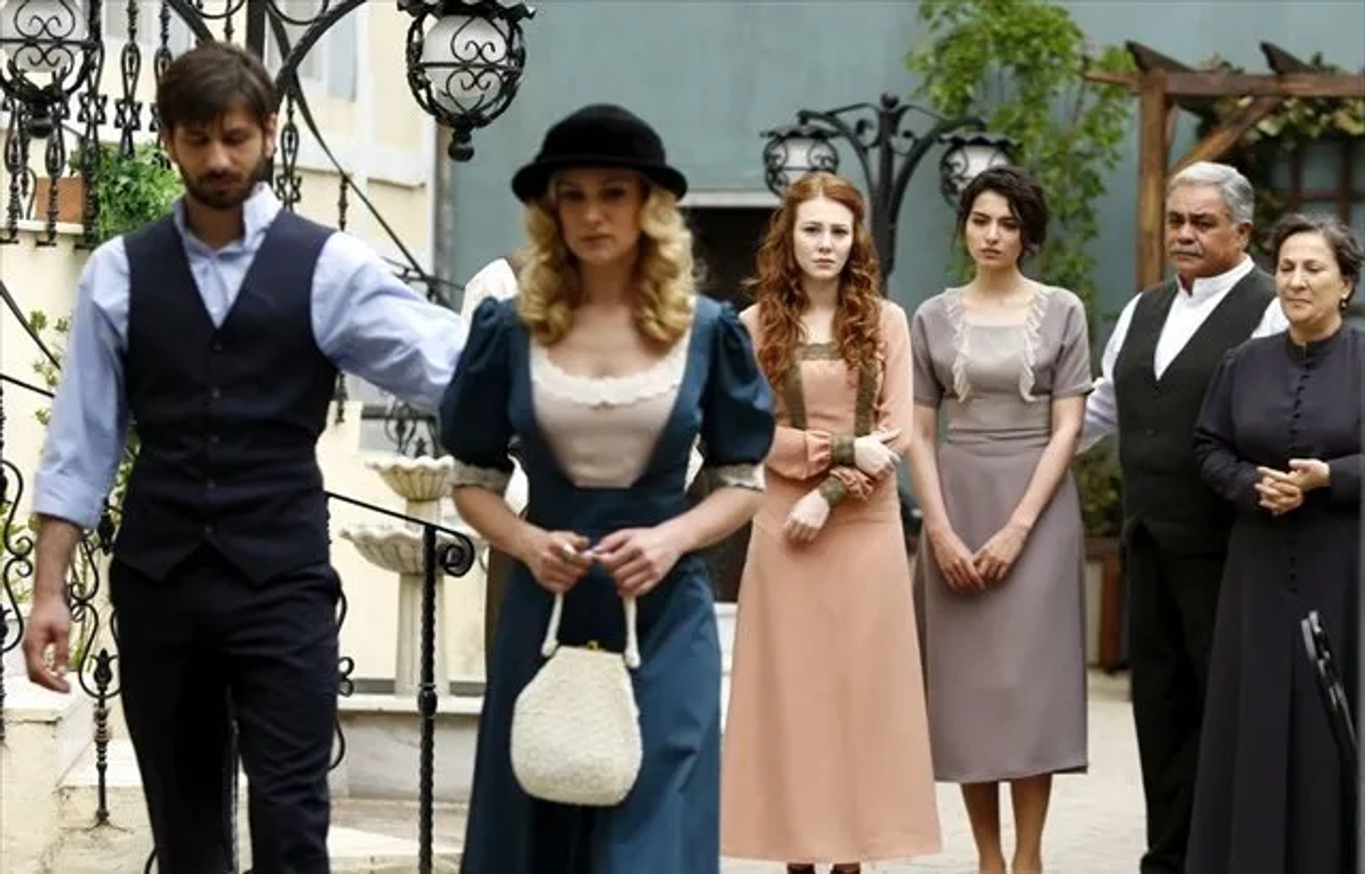 Melisa Pamuk, Ushan Çakir, Farah Zeynep Abdullah, and Elçin Sangu in Kurt Seyit & Sura (2014)