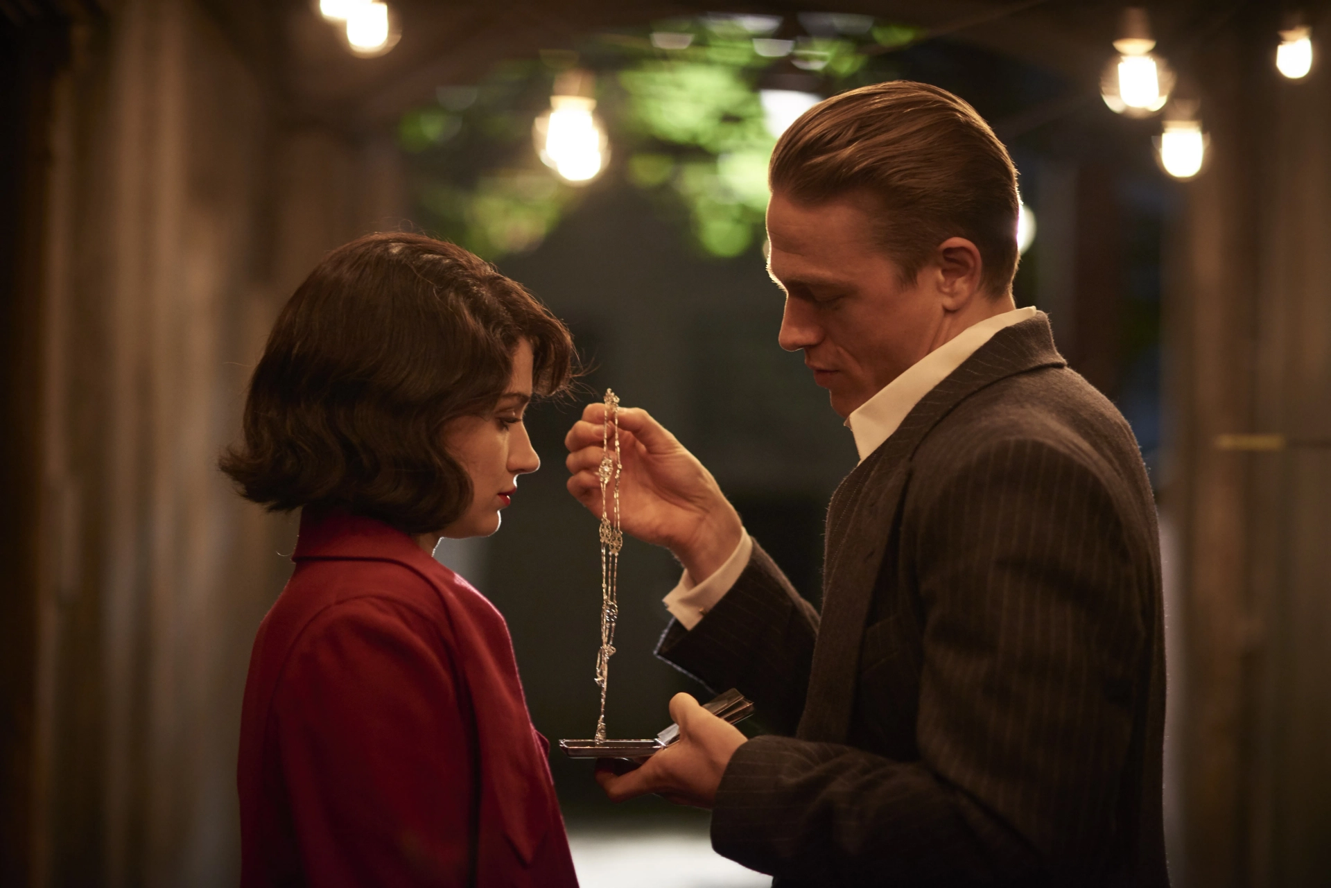 Charlie Hunnam and Eve Hewson in Papillon (2017)