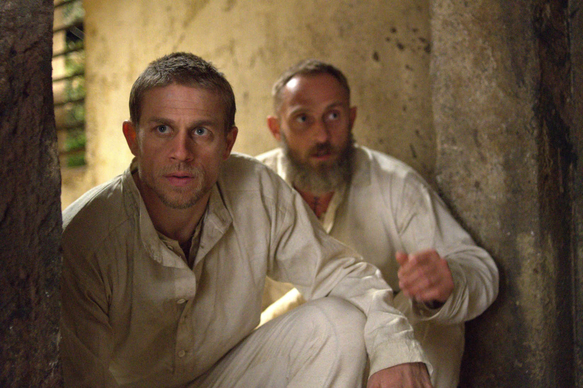 Charlie Hunnam and Roland Møller in Papillon (2017)