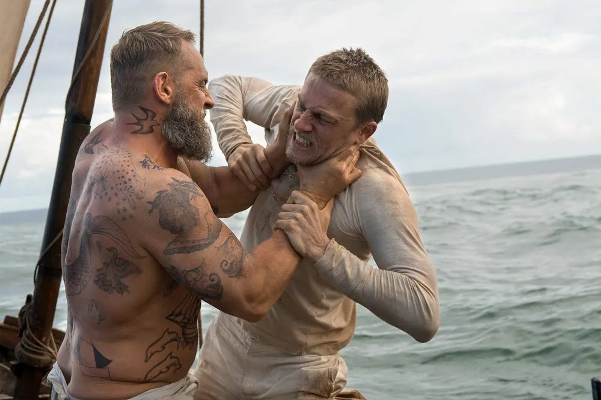 Charlie Hunnam and Roland Møller in Papillon (2017)