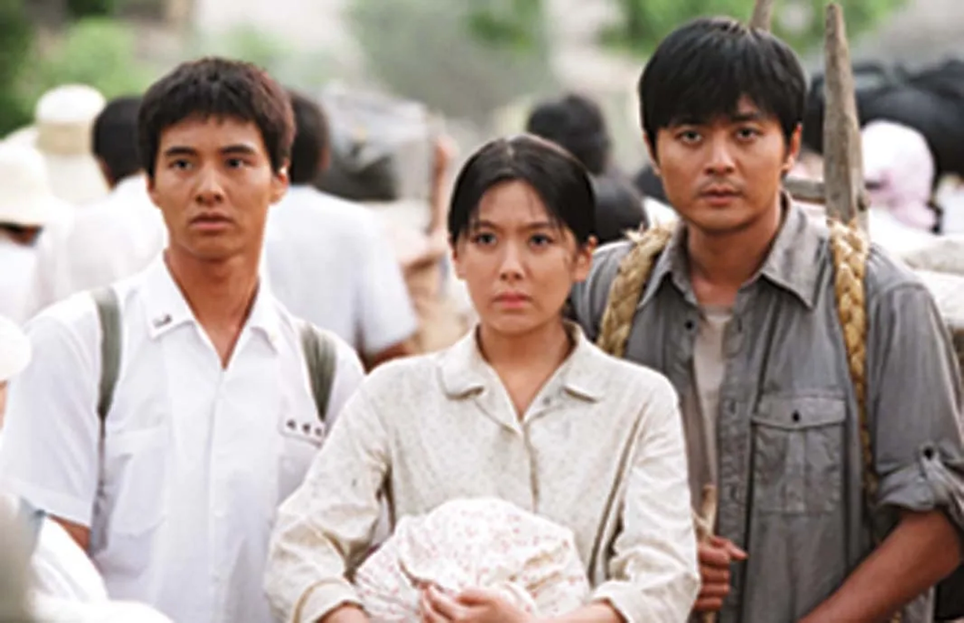 Jang Dong-Gun, Eun-ju Lee, and Won Bin in Tae Guk Gi: The Brotherhood of War (2004)