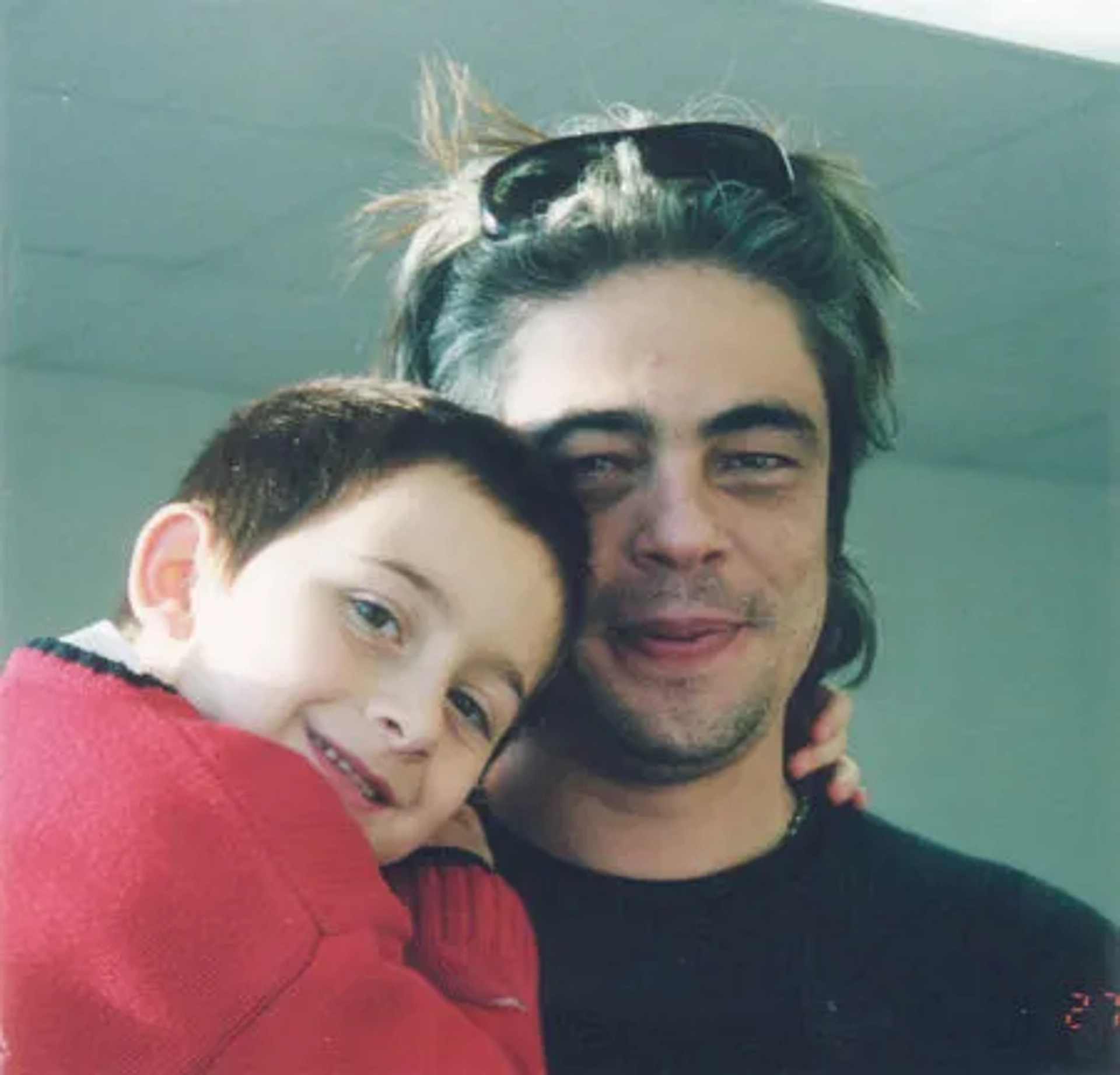 Marc Musso with Benicio Del Toro on the set of "21 Grams"